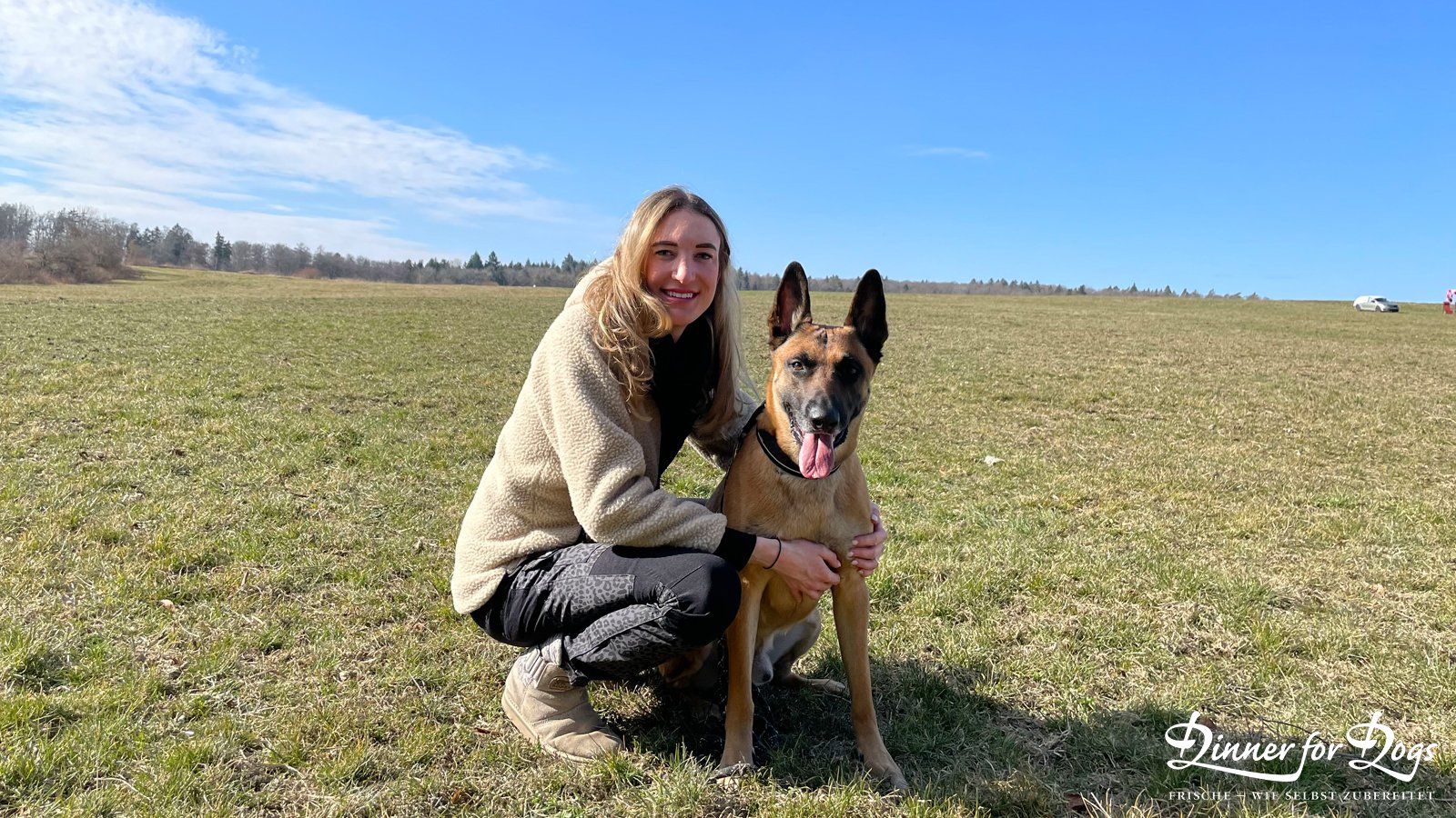 Das Bild zeigt die Dinner for Dogs-Markenbotschafterin Julia Perr auf einem Sportevent