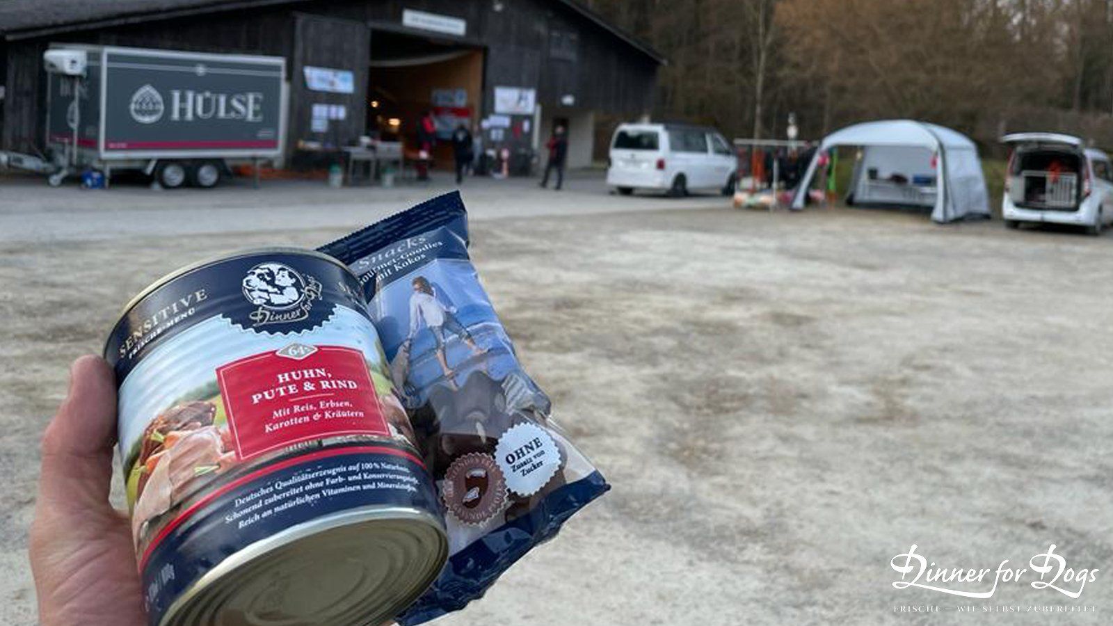 Das Bild zeigt die Dinner for Dogs-Markenbotschafterin Julia Perr auf einem Sportevent