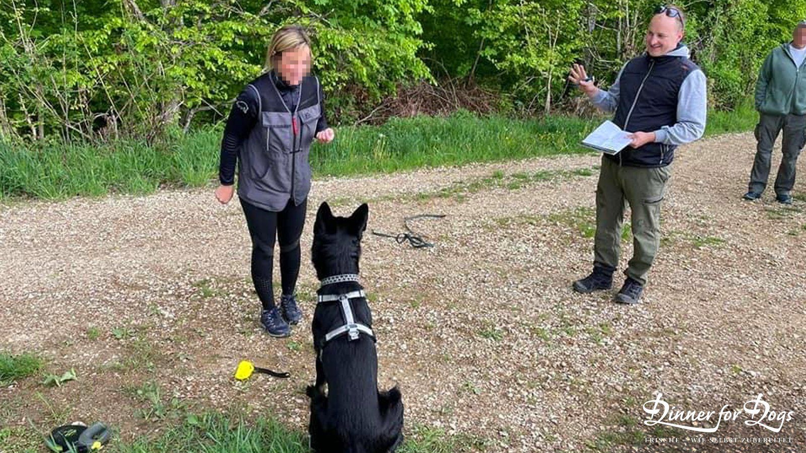 Das Bild zeigt die Dinner for Dogs-Markenbotschafterin Julia Perr auf einem Sportevent