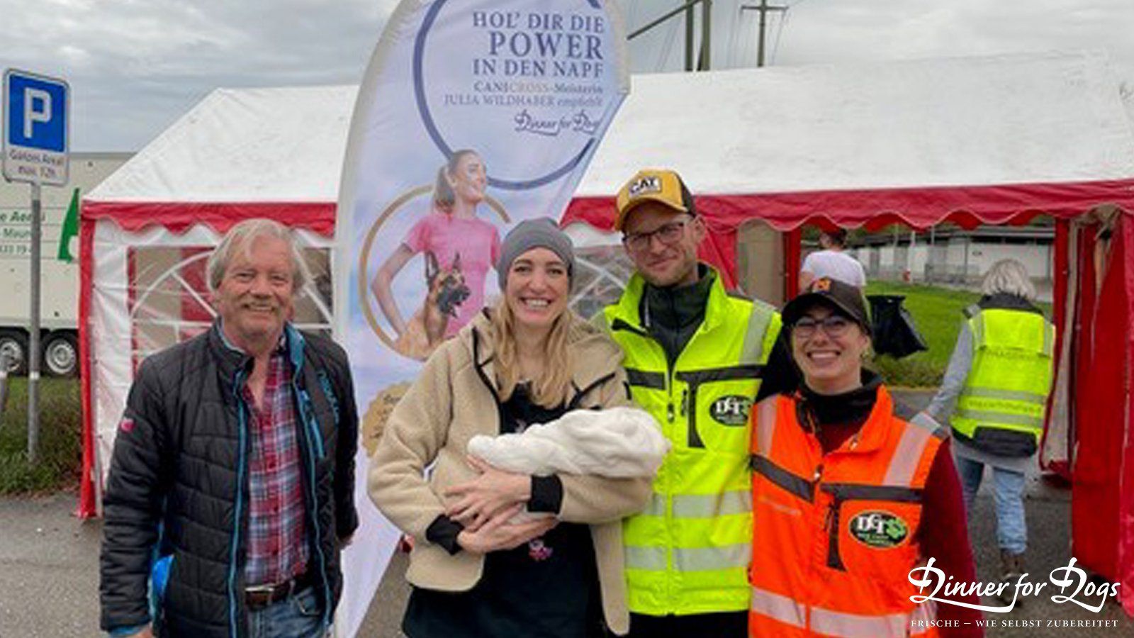 Das Bild zeigt die Dinner for Dogs-Markenbotschafterin Julia Perr auf einem Sportevent