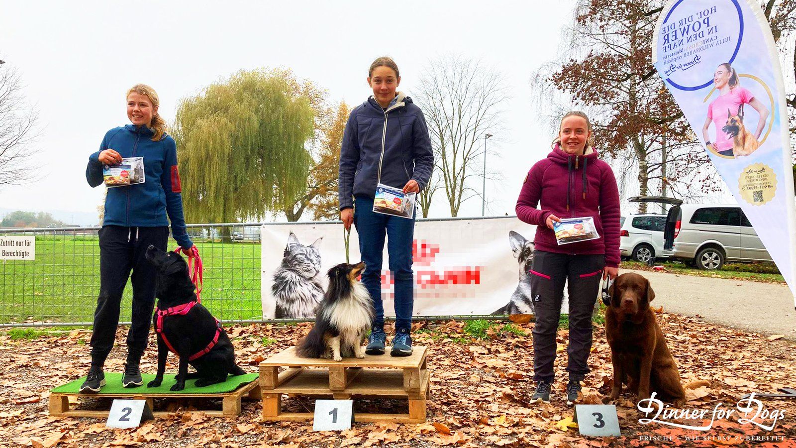 Das Bild zeigt die Dinner for Dogs-Markenbotschafterin Julia Perr auf einem Sportevent