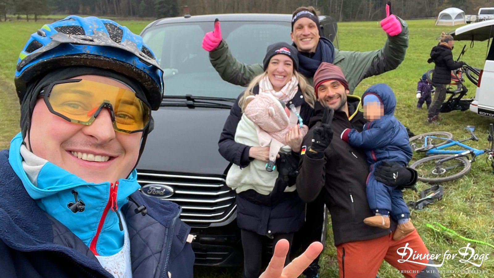 Das Bild zeigt die Dinner for Dogs-Markenbotschafterin Julia Perr auf einem Sportevent