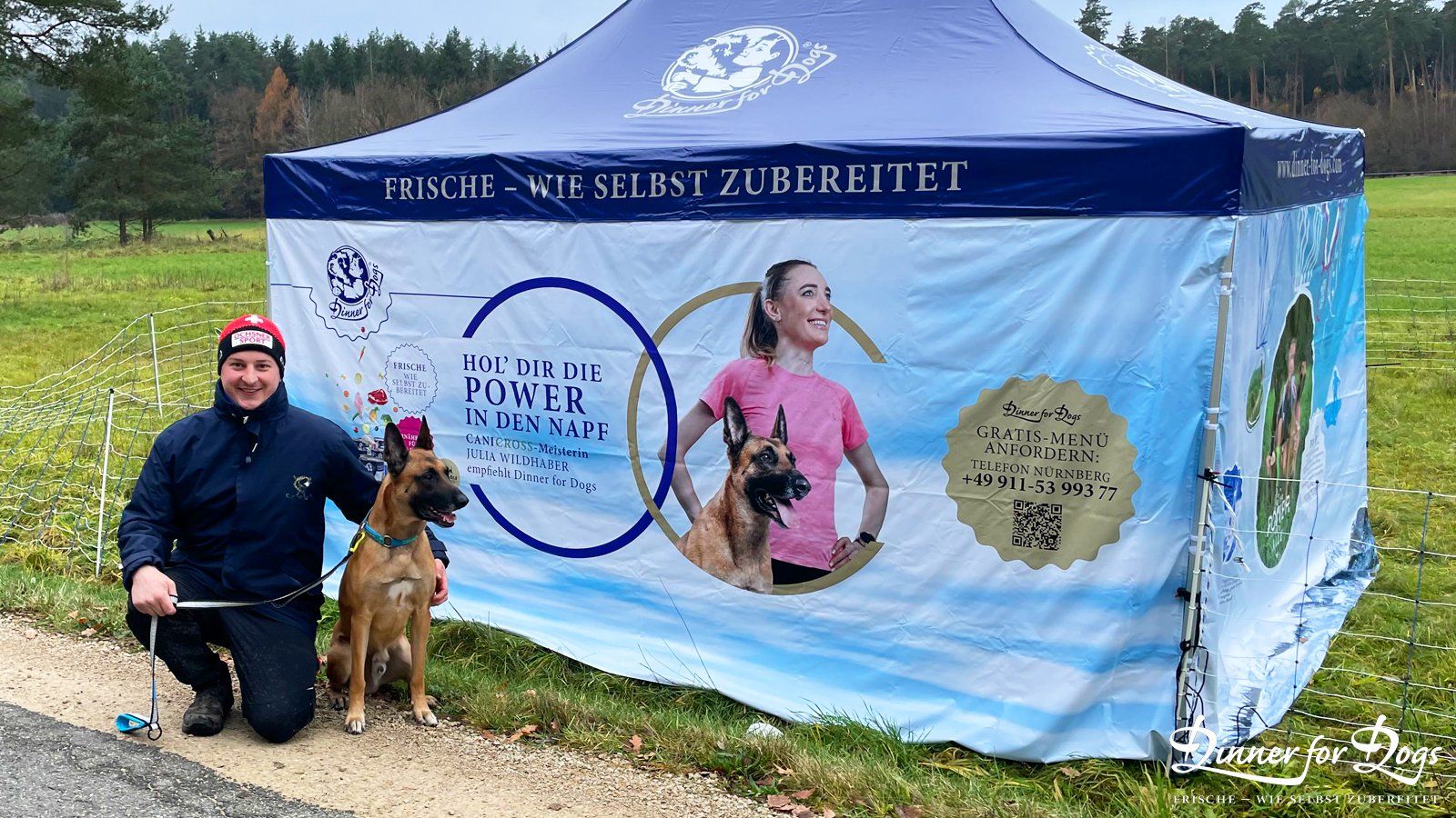 Das Bild zeigt die Dinner for Dogs-Markenbotschafterin Julia Perr auf einem Sportevent