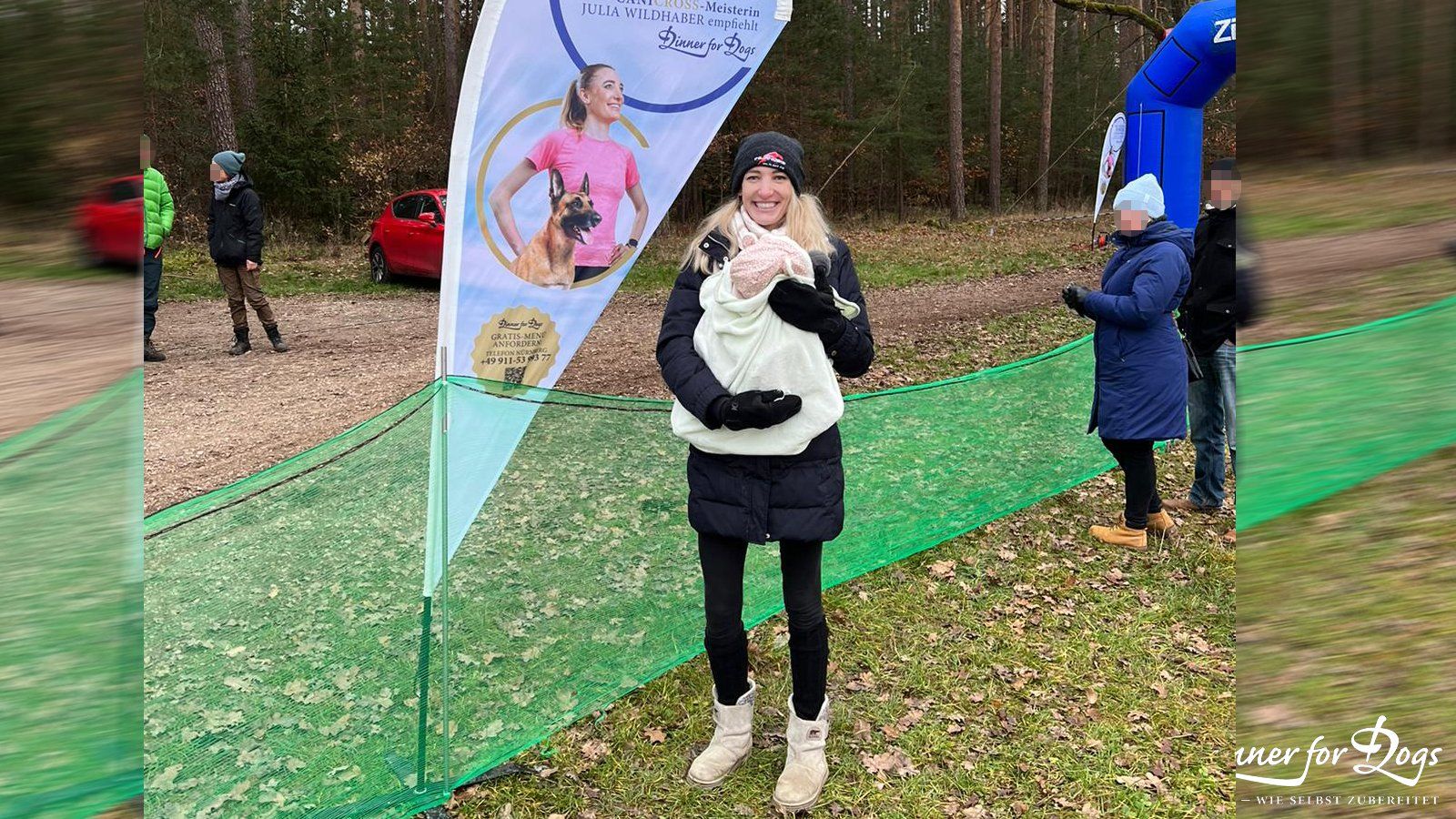 Das Bild zeigt die Dinner for Dogs-Markenbotschafterin Julia Perr auf einem Sportevent