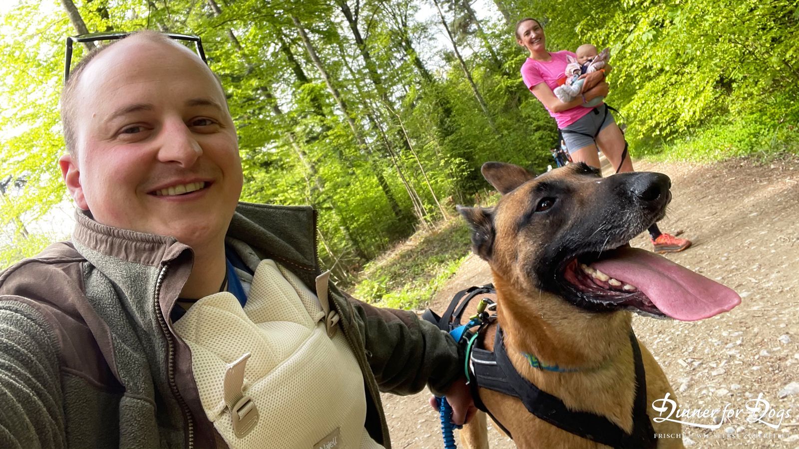 Das Bild zeigt die Dinner for Dogs-Markenbotschafterin Julia Perr auf einem Sportevent