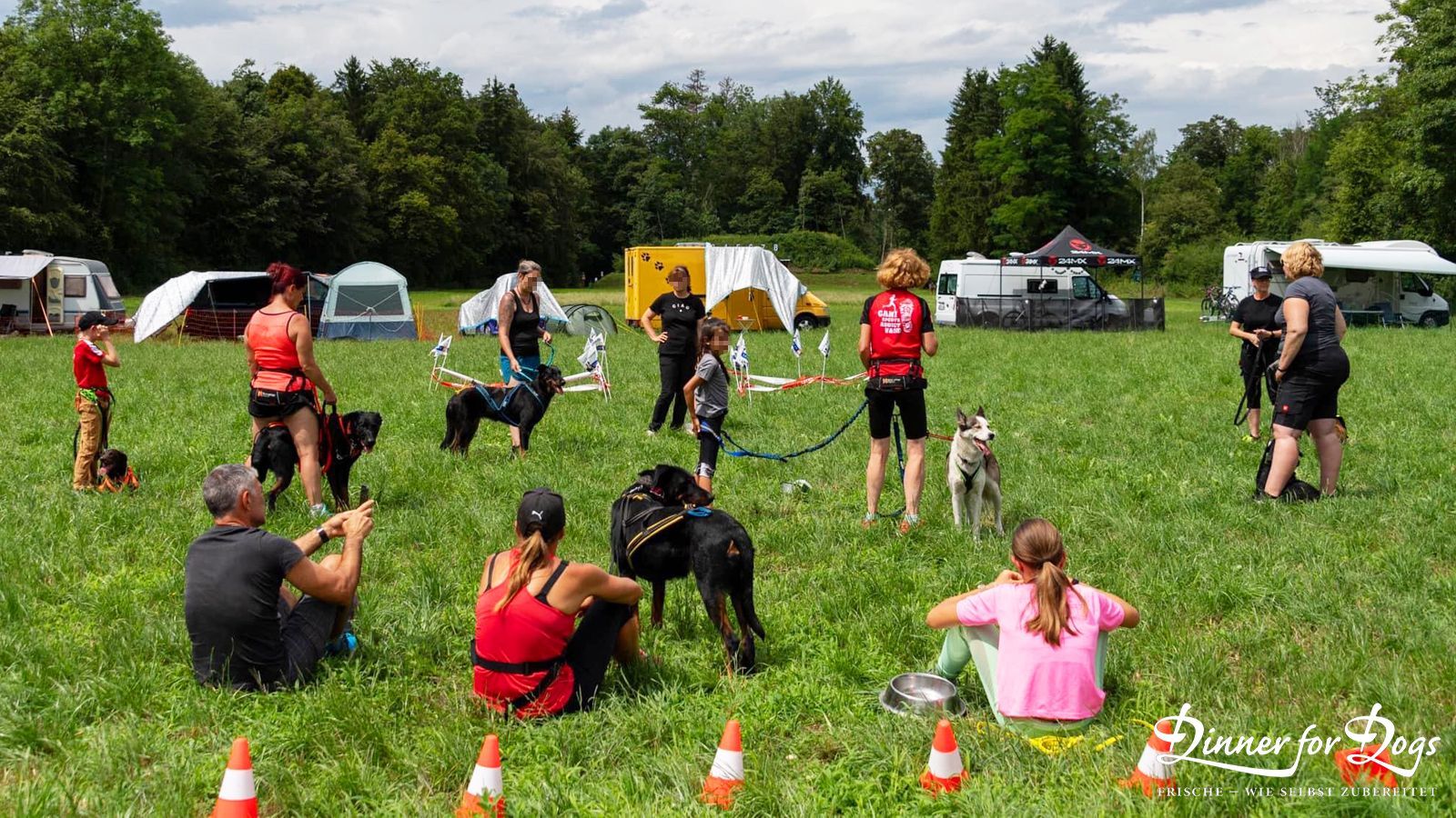 Das Bild zeigt die Dinner for Dogs-Markenbotschafterin Julia Perr auf einem Sportevent