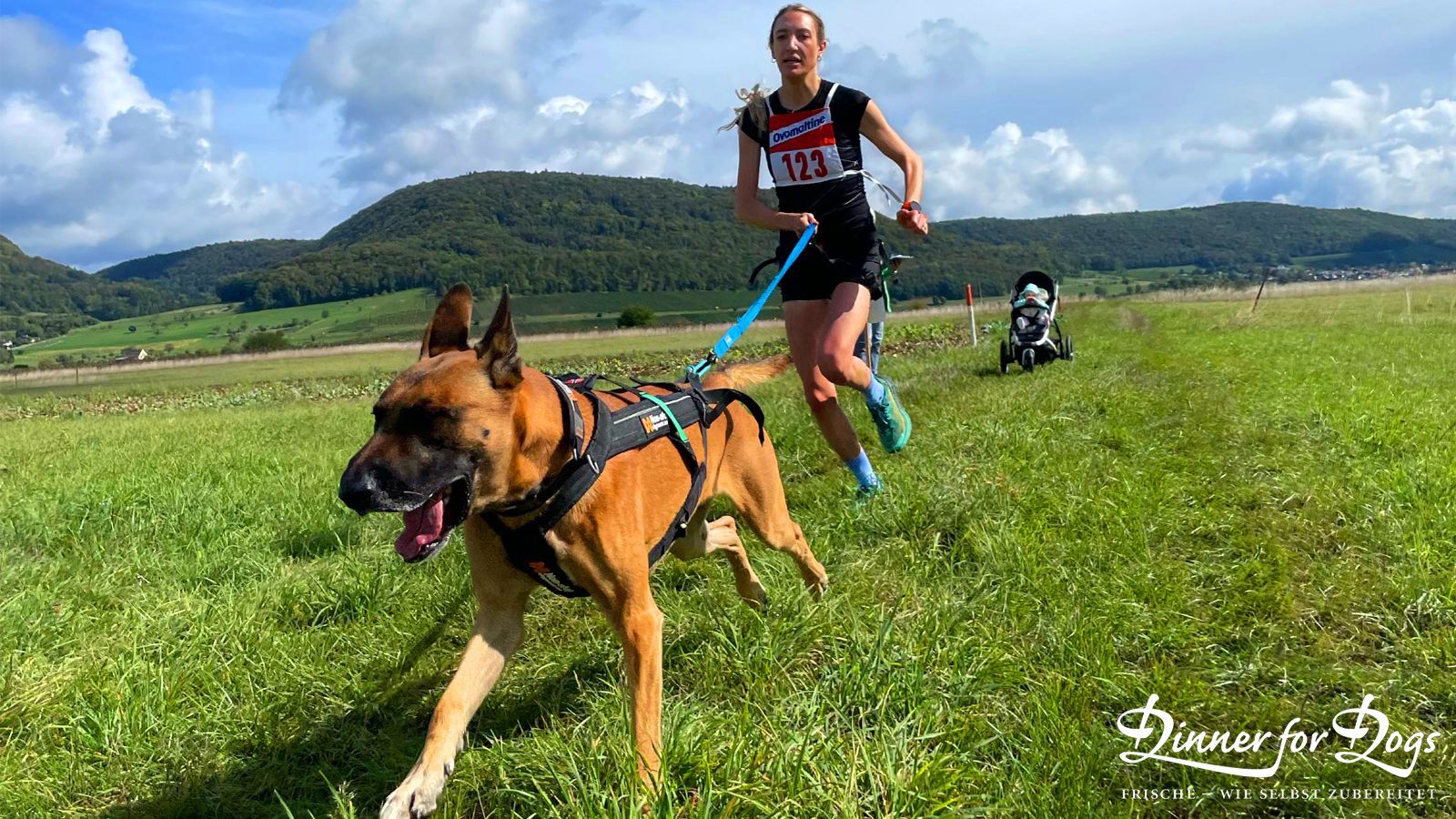 Das Bild zeigt die Dinner for Dogs-Markenbotschafterin Julia Perr auf einem Sportevent