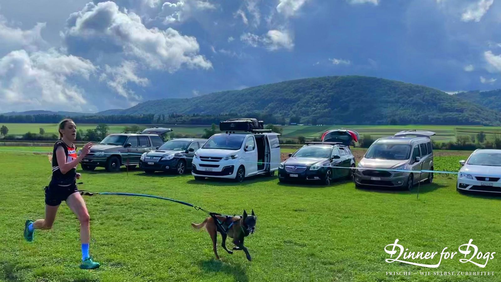 Das Bild zeigt die Dinner for Dogs-Markenbotschafterin Julia Perr auf einem Sportevent