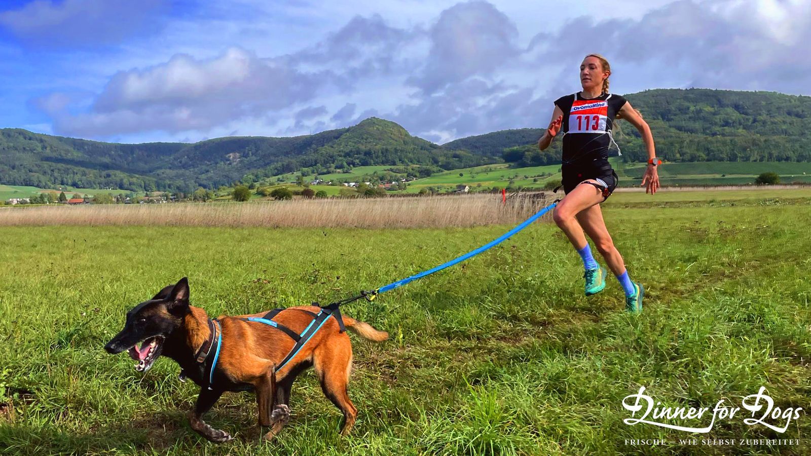 Das Bild zeigt die Dinner for Dogs-Markenbotschafterin Julia Perr auf einem Sportevent