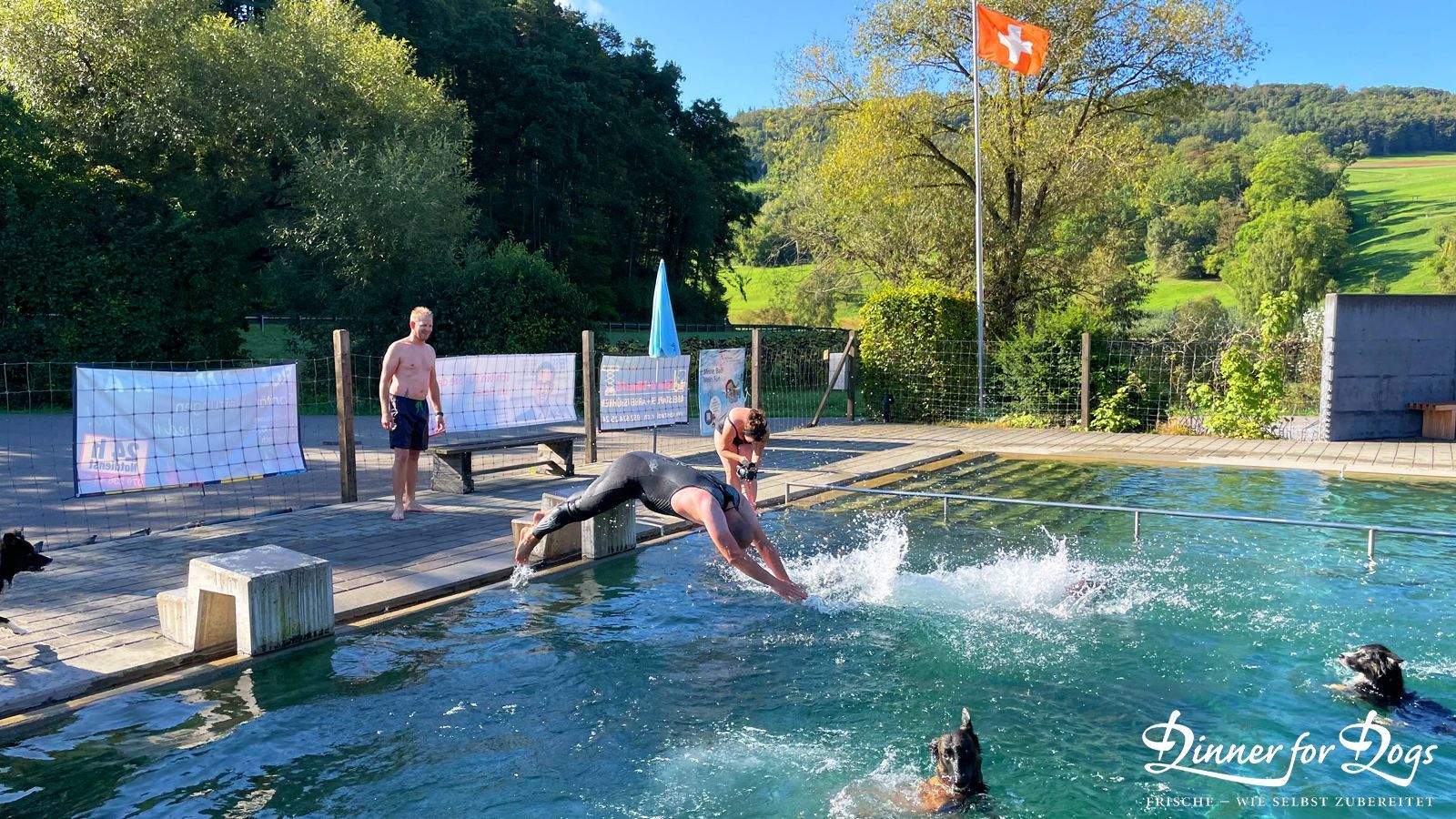 Das Bild zeigt die Dinner for Dogs-Markenbotschafterin Julia Perr auf einem Sportevent