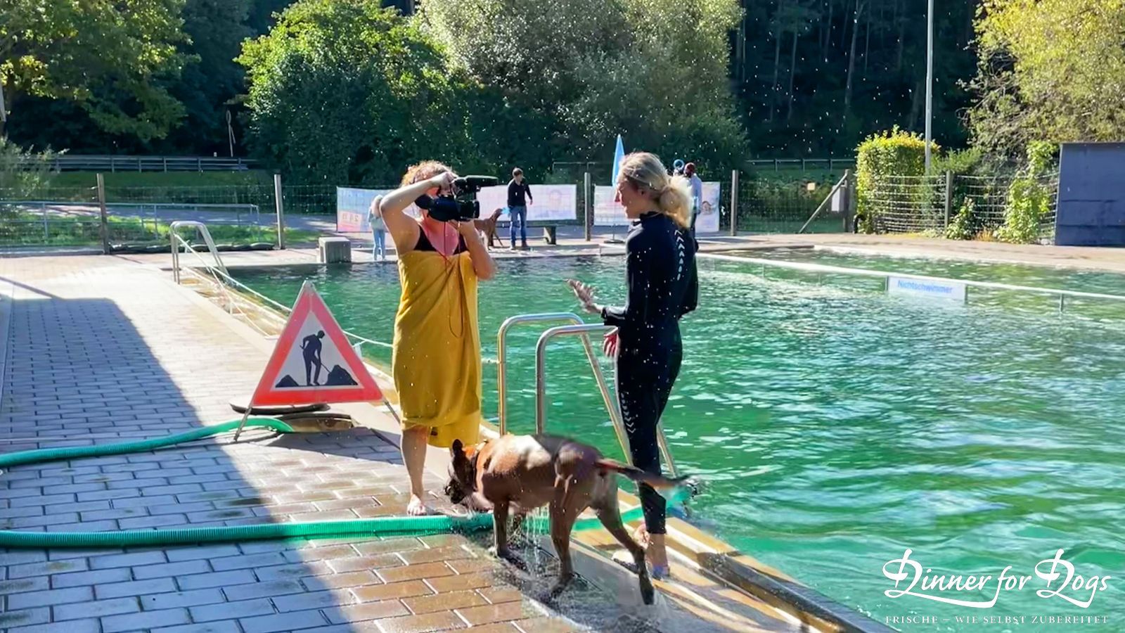 Das Bild zeigt die Dinner for Dogs-Markenbotschafterin Julia Perr auf einem Sportevent