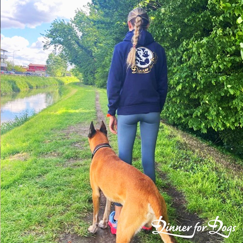 Das Bild zeigt die Dinner for Dogs-Markenbotschafterin Julia Perr auf einem Sportevent