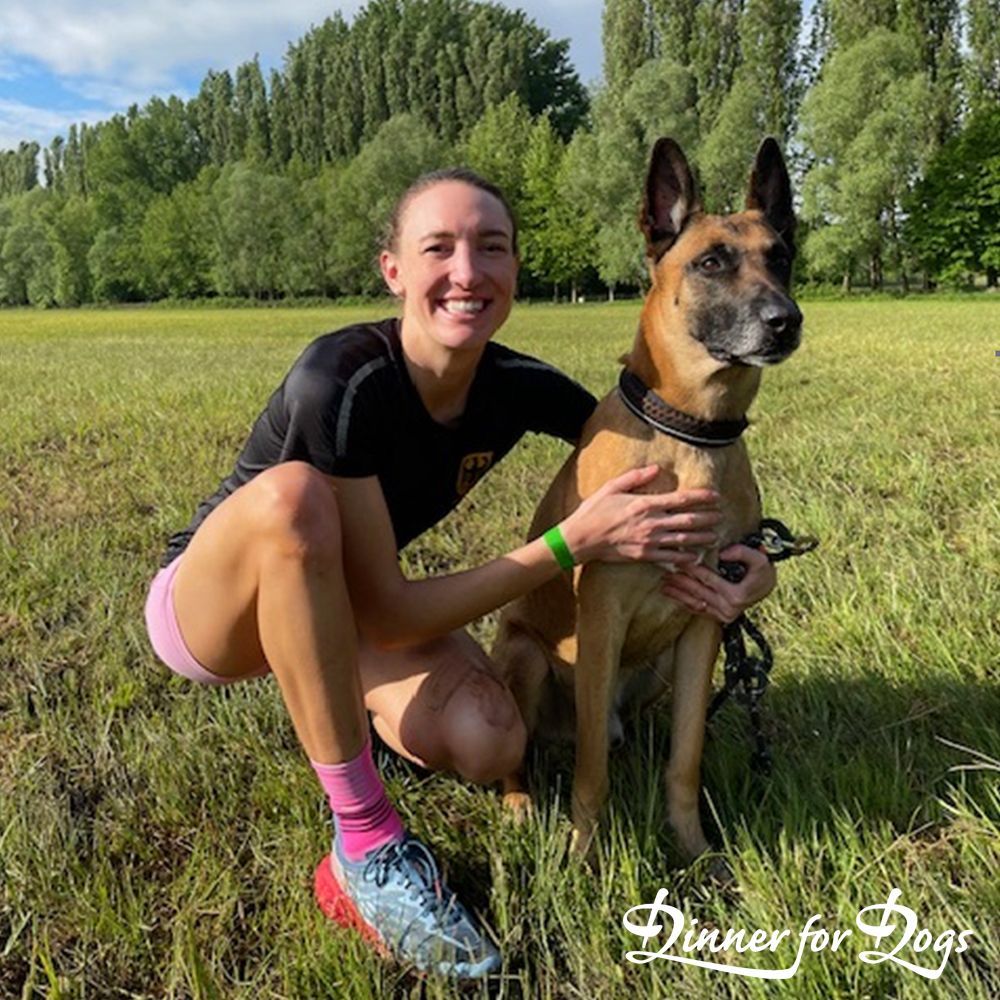 Das Bild zeigt die Dinner for Dogs-Markenbotschafterin Julia Perr auf einem Sportevent