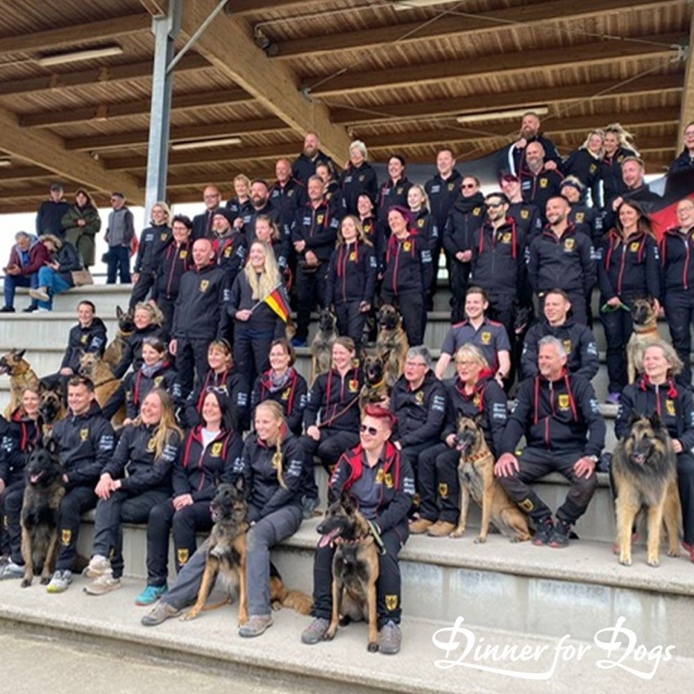 Das Bild zeigt die Dinner for Dogs-Markenbotschafterin Julia Perr auf einem Sportevent
