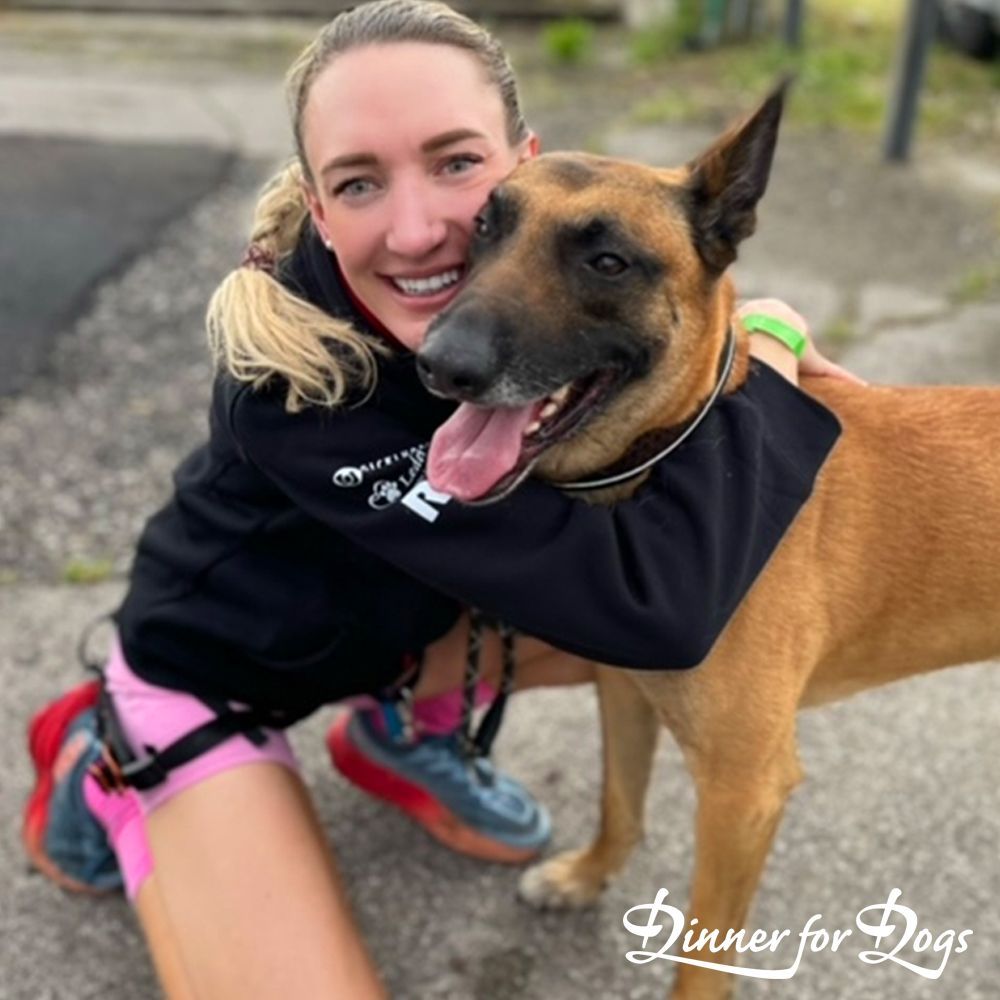 Das Bild zeigt die Dinner for Dogs-Markenbotschafterin Julia Perr auf einem Sportevent