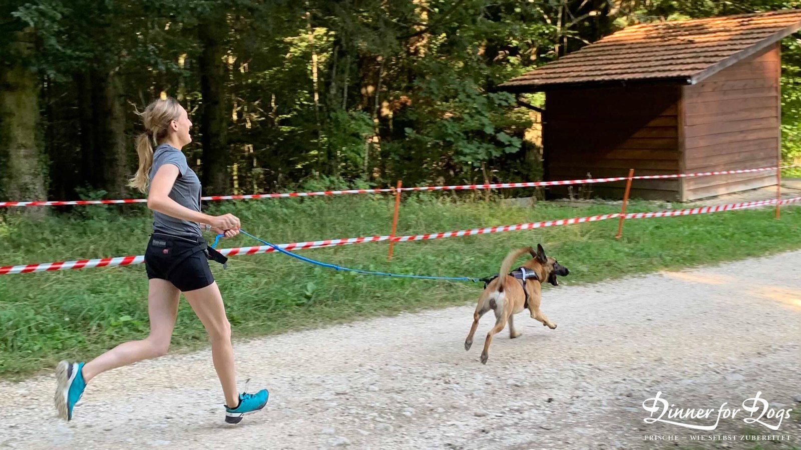 Das Bild zeigt die Dinner for Dogs-Markenbotschafterin Julia Perr auf einem Sportevent