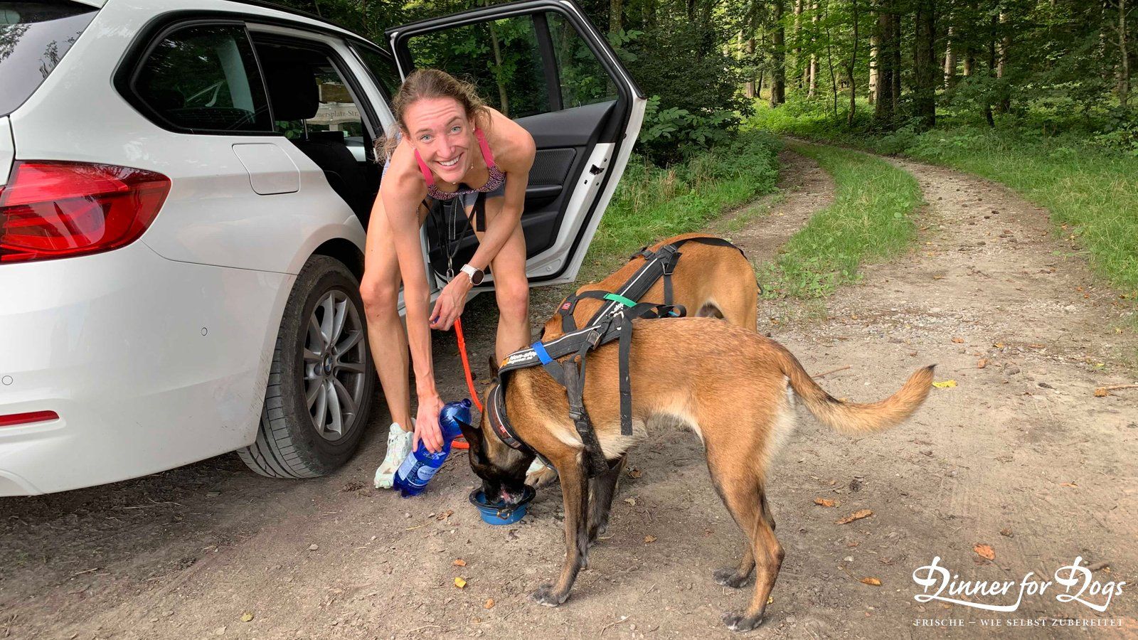 Das Bild zeigt die Dinner for Dogs-Markenbotschafterin Julia Perr auf einem Sportevent