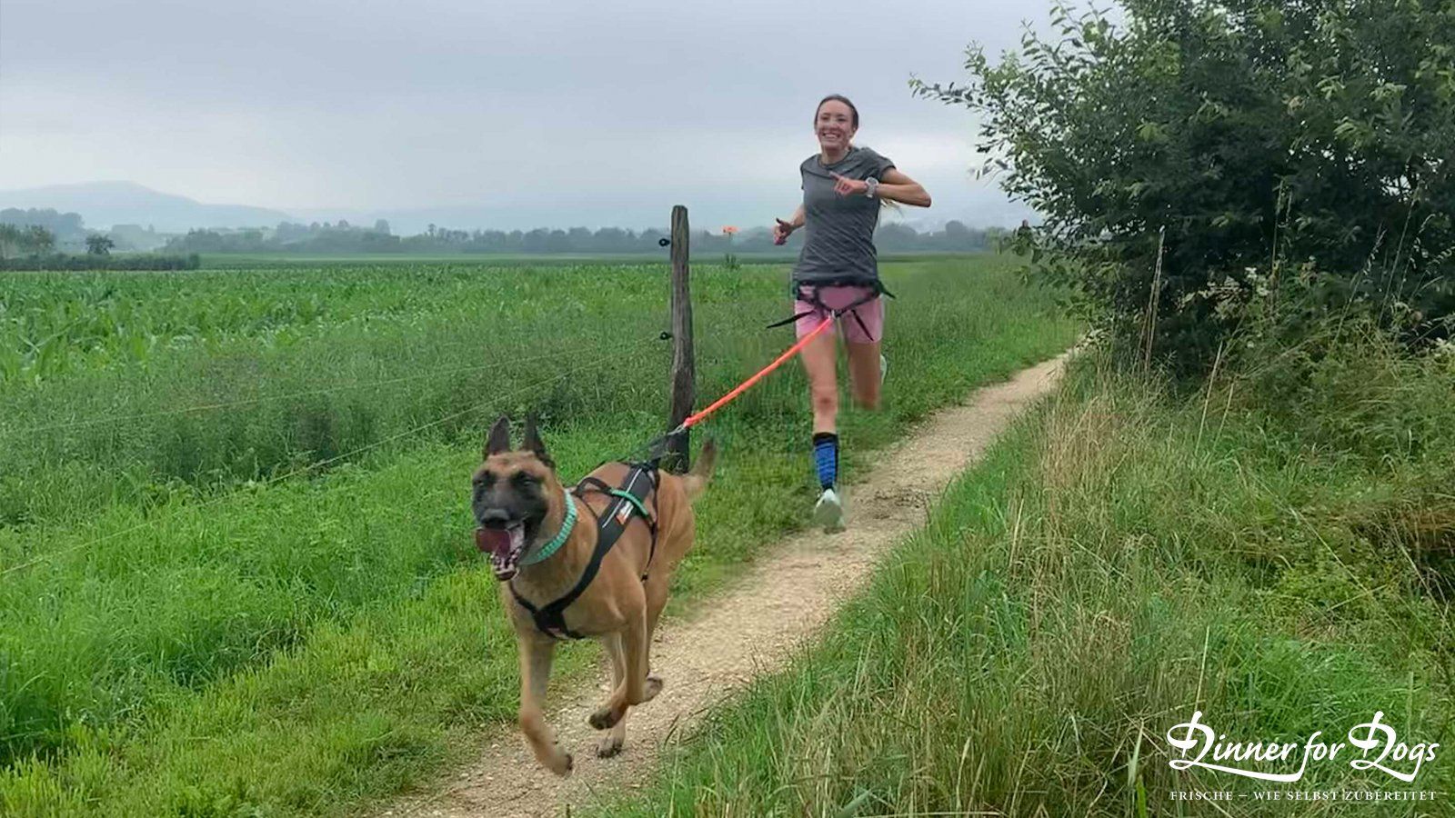 Das Bild zeigt die Dinner for Dogs-Markenbotschafterin Julia Perr auf einem Sportevent