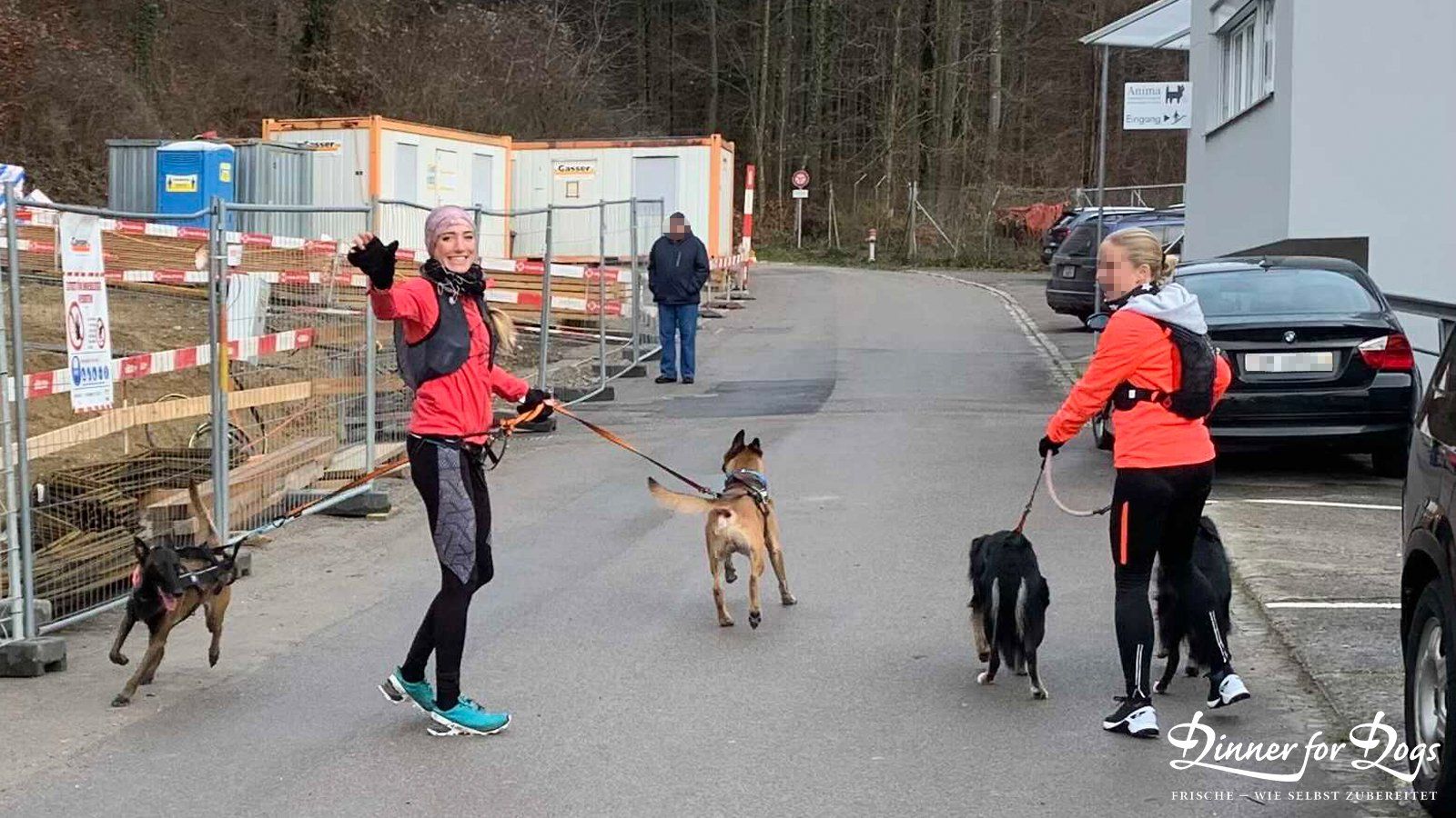 Das Bild zeigt die Dinner for Dogs-Markenbotschafterin Julia Perr auf einem Sportevent