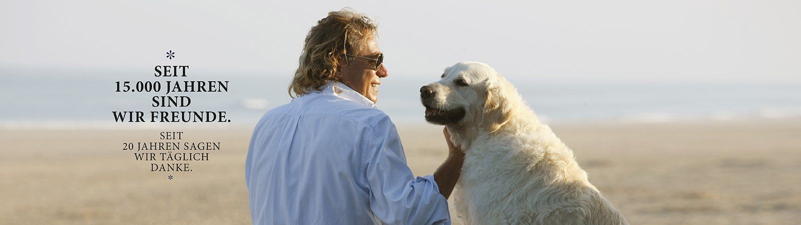 Das Bild zeigt den Geschäftsführer Frank Hertrich mit seinem Hund Lissy