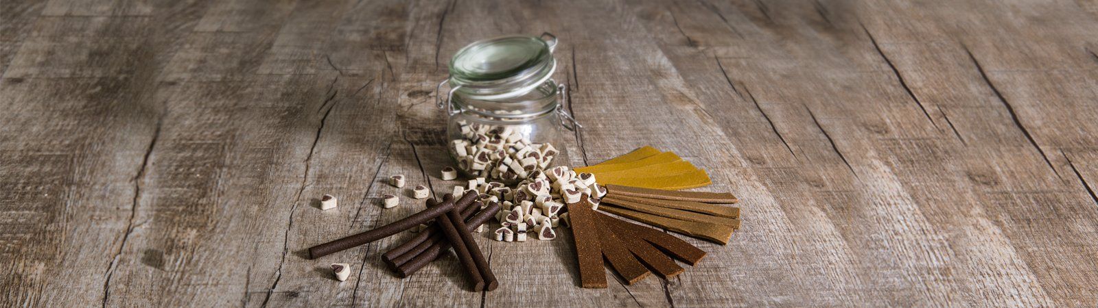 Das Bild zeigt verschiedene Leckerlis aus dem Sortiment von Dinner for Dogs