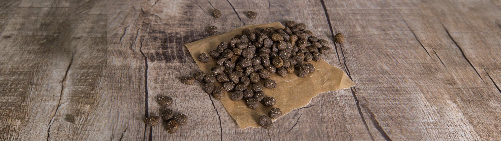 Das Bild zeigt verschiedene Leckerlis aus dem Sortiment von Dinner for Dogs