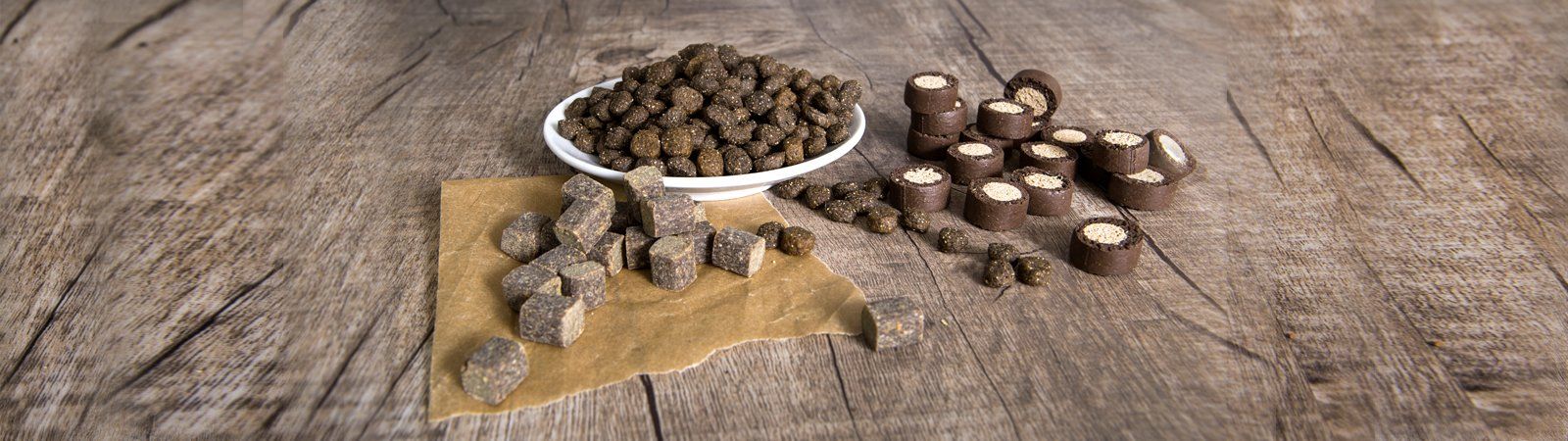 Das Bild zeigt verschiedene Leckerlis aus dem Sortiment von Dinner for Dogs