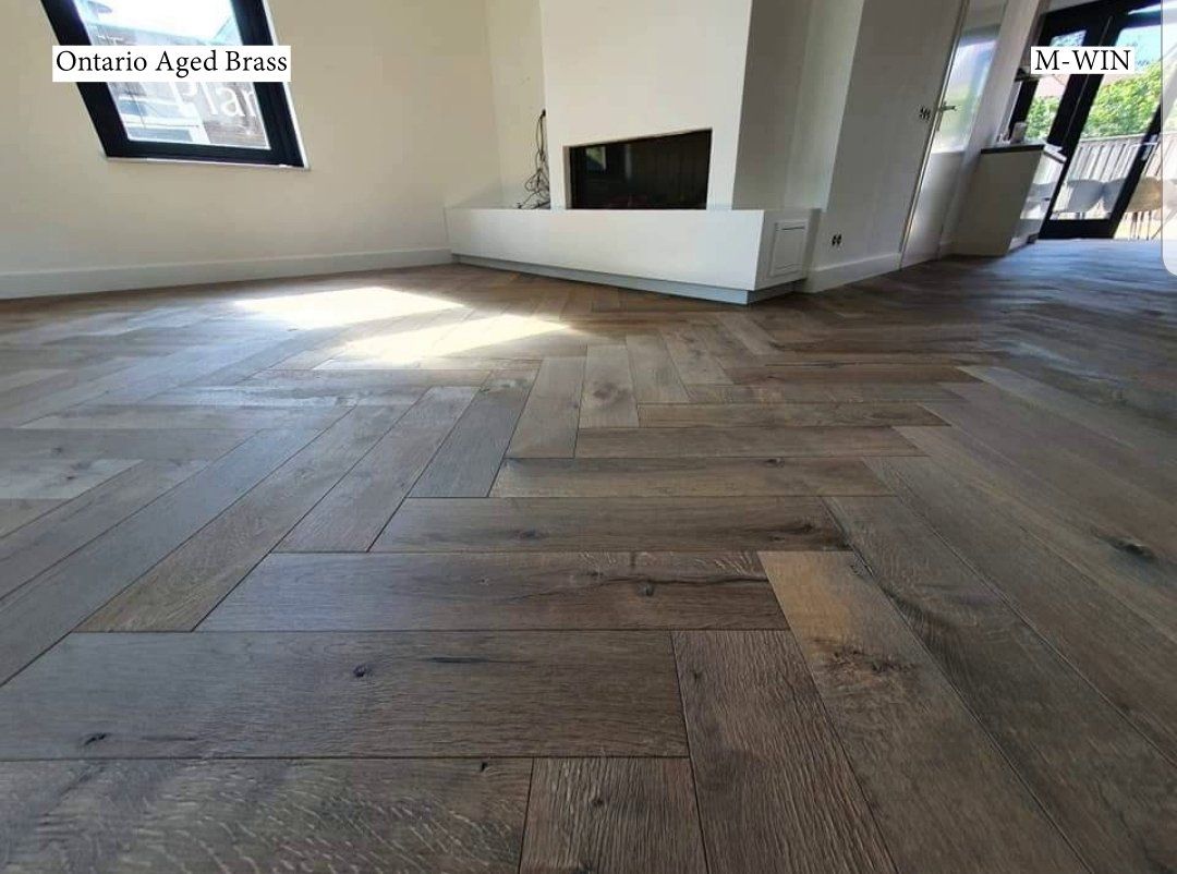 Massives Fischgraetparkett Massives Fischgrätparkett in unterschiedlichen Groessen und für große und kleine Raeume geeignet.