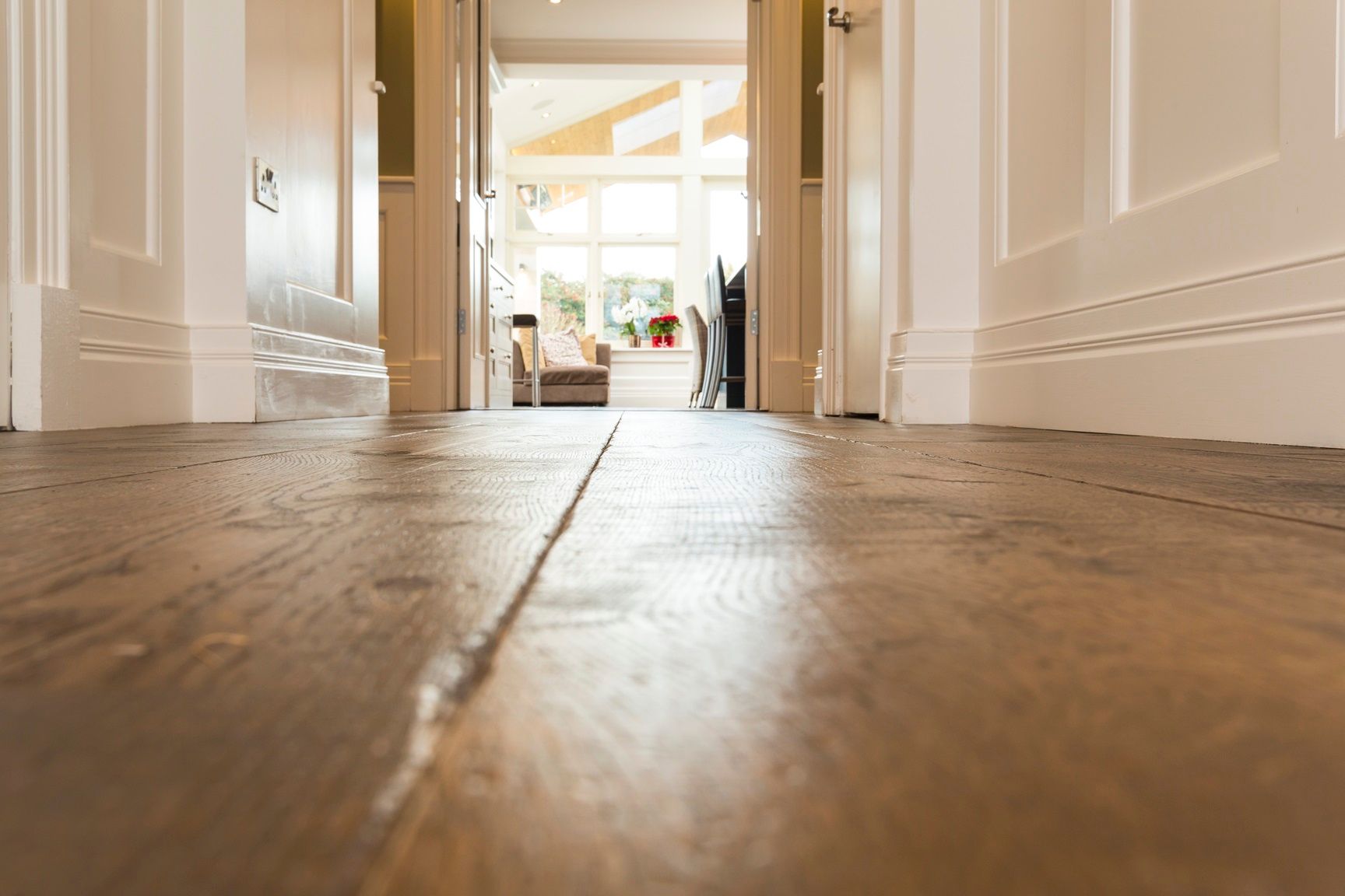 Schlossdielen mit starker Oberflaechenhaptik im grossen Raum verlegt.