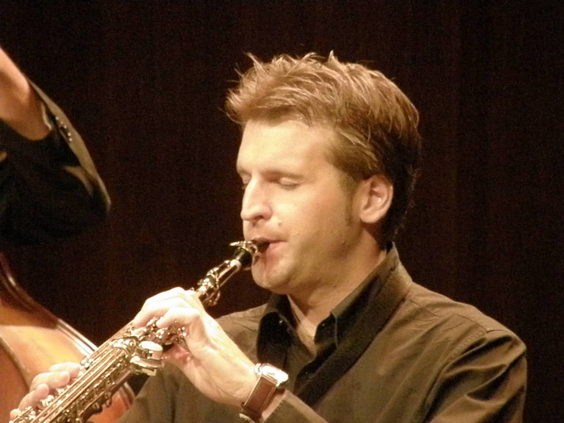 D. Marcos Antonio López Vergara Natural de Linares (Jaén). Comienza sus estudios musicales en el Conservatorio de La Carolina, trasladándose posteriormente al Conservatorio Superior de Música “Rafael Orozco” de Córdoba. Ha sido profesor invitado en cursos de perfeccionamiento auspiciados por diversas instituciones académicas y en centros educativos, formando parte de los jurados de distintos Concursos de Música de Cámara. Desarrolla una importante labor concertista, tanto como solista como miembro de distintas formaciones camerísticas, actuando en Italia, Francia, Argentina, Uruguay y Chile. Es miembro fundador de Versus Ensemble, quinteto de singular y original fisionomía (Piano, Saxofón, Violín, Guitarra y Contrabajo), con el que ha conseguido ser galardonado en certámenes y concursos de carácter internacional, entre los que destacan: Mayor puntuación (Fase clasificatoria - Música de Cámara) TIM-Torneo Internazionale di Musica-Roma/ITALIA.2003 IV Premio en los Piazzolla Music Awards. Milano-Marittima/ITALIA-2003. Diploma de Honor en el TIM-Torneo Internazionale di Musica. Roma/ ITALIA-2004. Ha formado parte del Ensemble de Saxofones “Al-Andalus” y del Cuarteto de Saxofones “Zyriab” resaltando las actuaciones realizadas junto a Pedro Iturralde en diversos conciertos por la geografía española. Realiza grabaciones para diversos medios de comunicación como Canal Sur, TVE1, La 2, RAI I, Radio Nacional Argentina, Cadena SER y BBC Radio entre otras. Junto a Versus Ensemble, destaca el trabajo realizado para el sello alemán Naxos Internacional avalado por la crítica internacional. Se perfecciona con maestros de gran prestigio tales como D. Deffayet, P. Lecocq, V. David, N. Sugawa, J. van der Linden; E. Devallon, A. Borkamp y C. Delangle con los que también ha compartido escenario. Ha desempeñado la función de asesor artístico y coordinador del claustro de profesores del Master en interpretación organizado por la Universidad Internacional de Andalucía “Antonio Machado”. En la actualidad es profesor en el Conservatorio Profesional de Música “Ramón Garay” de Jaén.