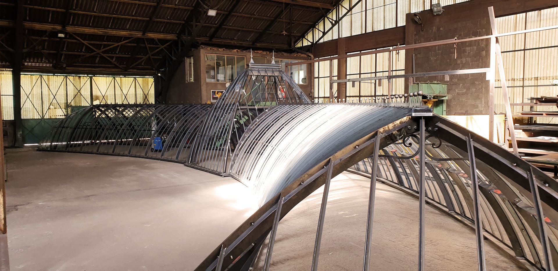 Vue de la structure de la verrière en acier montée à blanc dans notre atelier de Limoges Vue de la structure de la verrière en acier montée à blanc dans notre atelier de Limoges