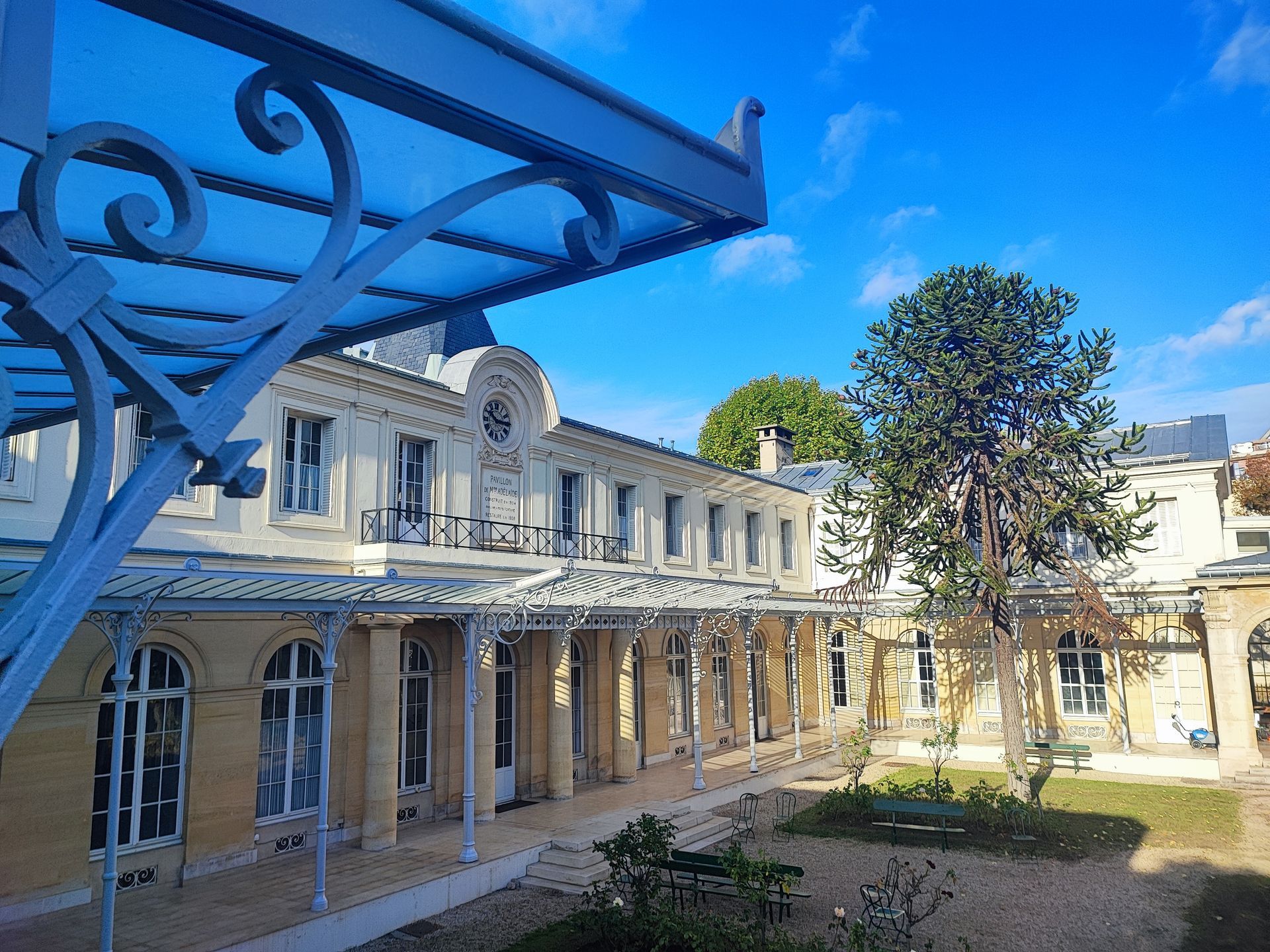 Restauration marquise couvent Neuilly-sur-Seine Volute en fer forgé d'une marquise