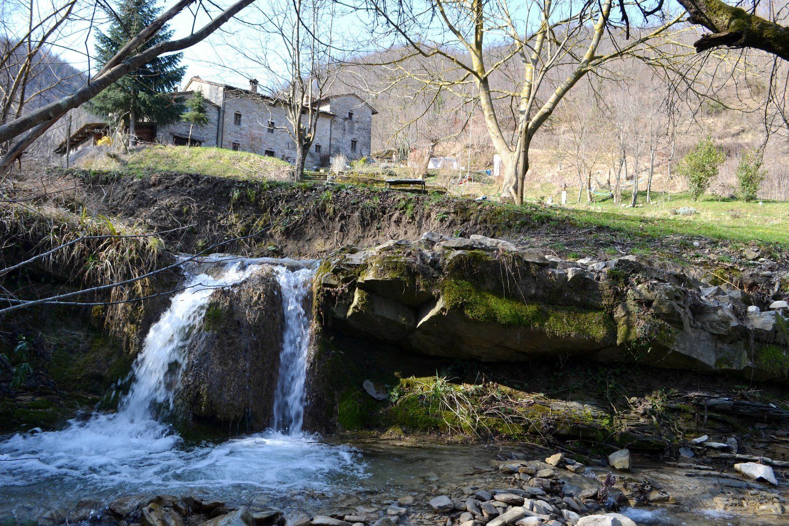 giardino di valdericarte dal ruscello con vista sulla residenza