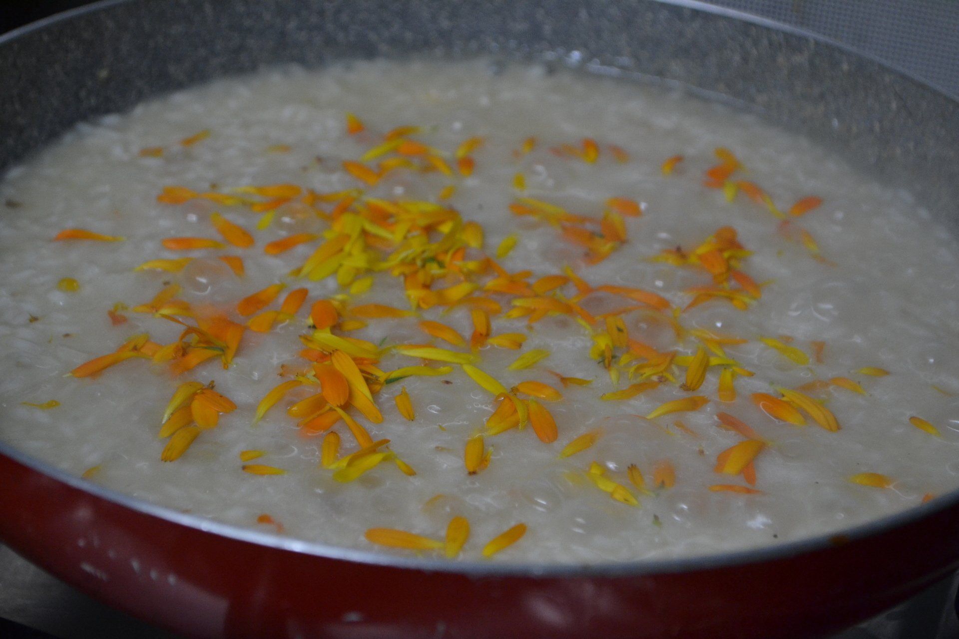 cottura del riso in brodo con petali di calendula