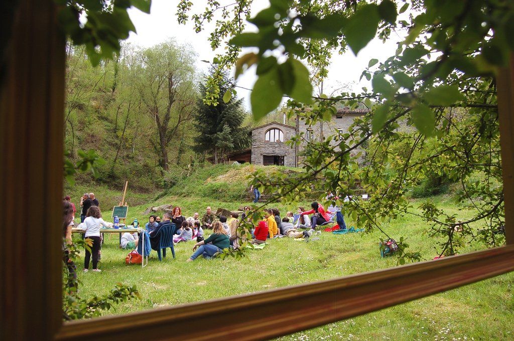 uno scatto da un evento in giardino evento in giardino