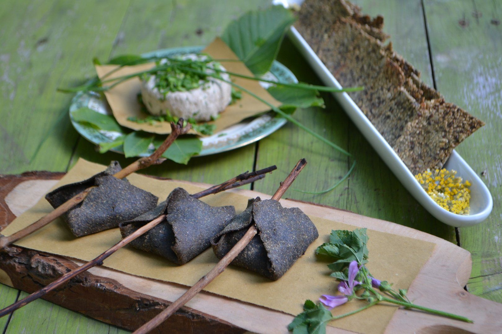 Antipasto paleo naturalmente gluten free con gluppe ripiene di erbe miste spontanee, crackers di semi all'elicriso e formaggio vegetale di noci all'erba cipollina