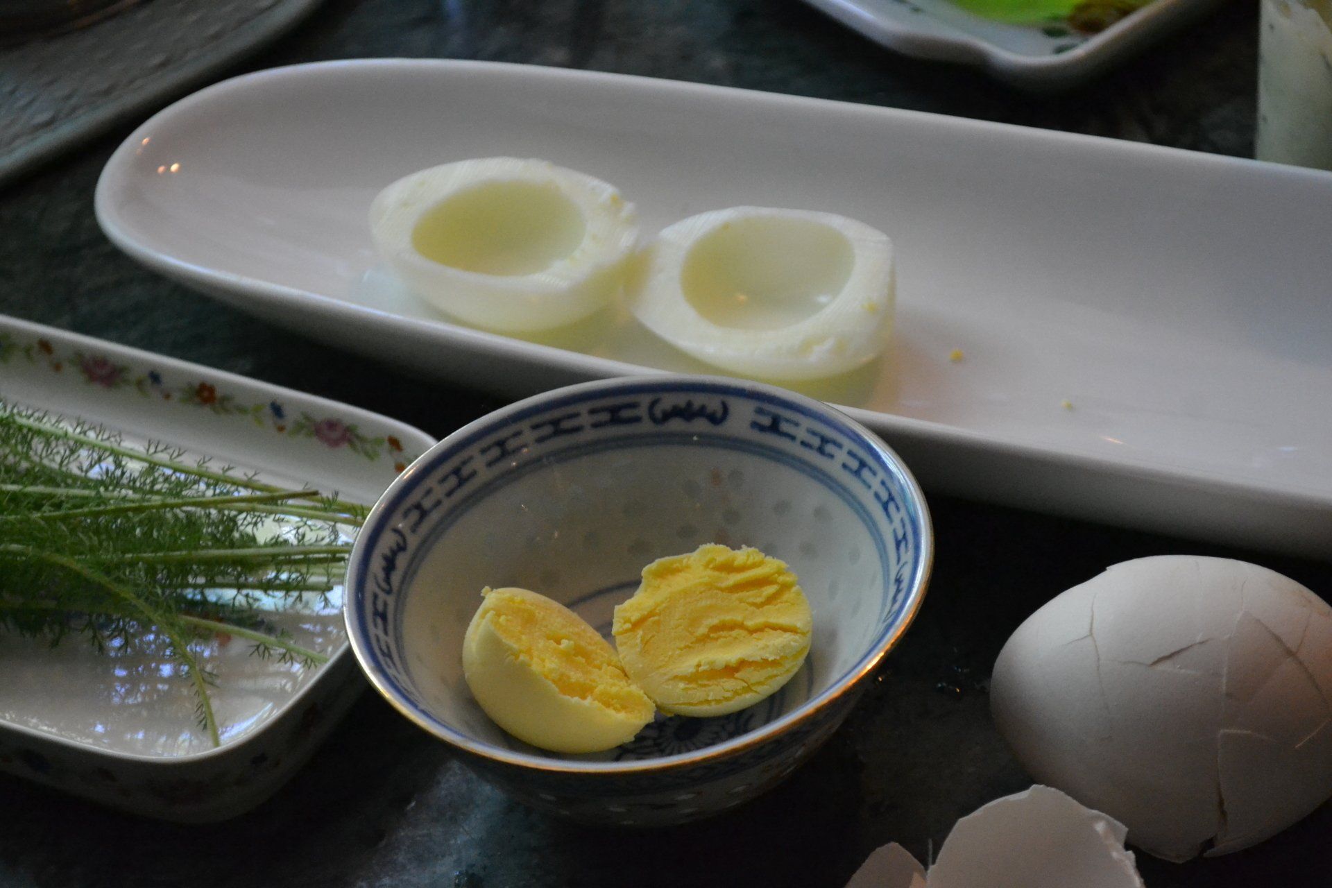 uova sode per preparare le uova ripiene con foglie di achillea e maionese