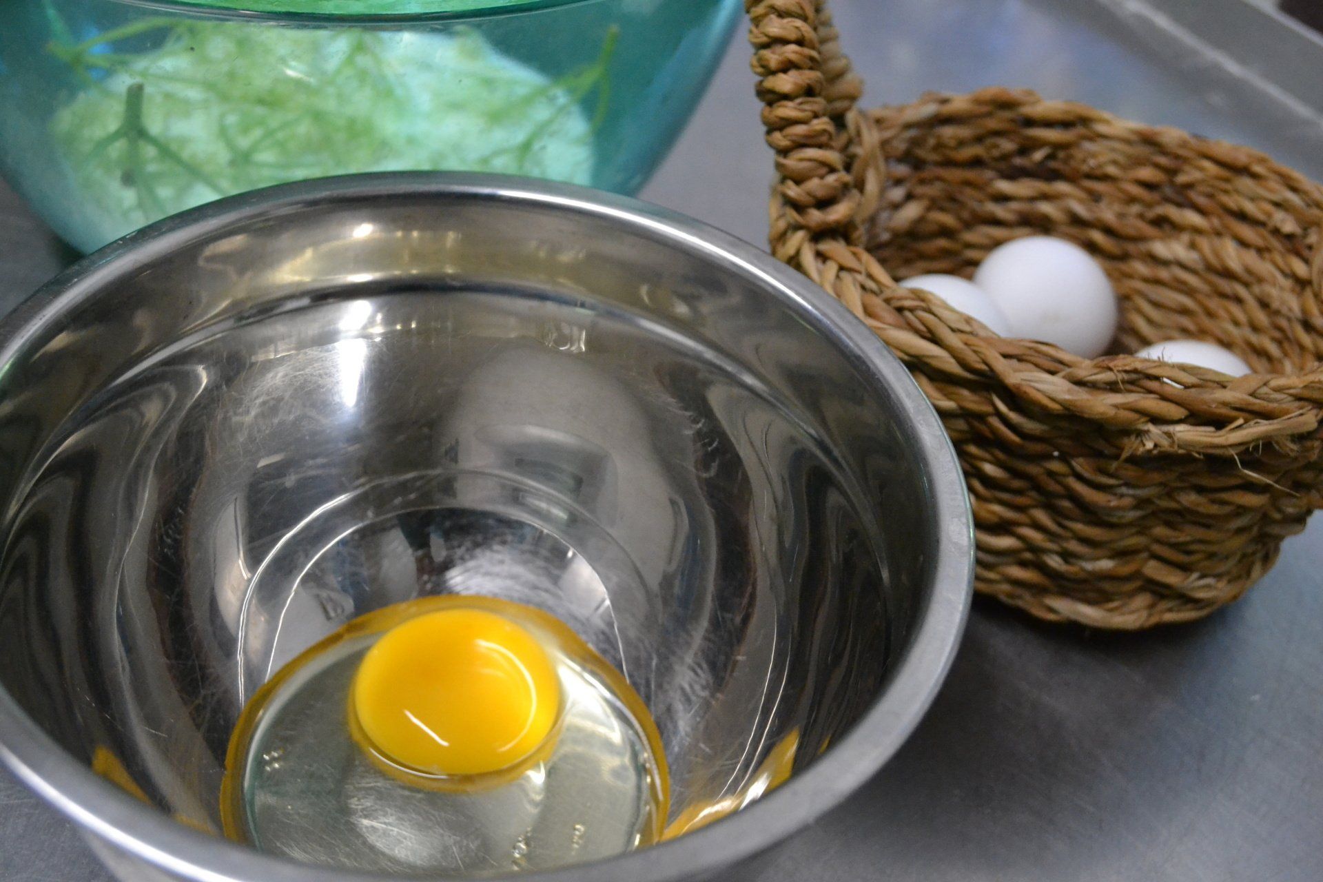 uovo di galline felici per preparare le frittelle di sambuco