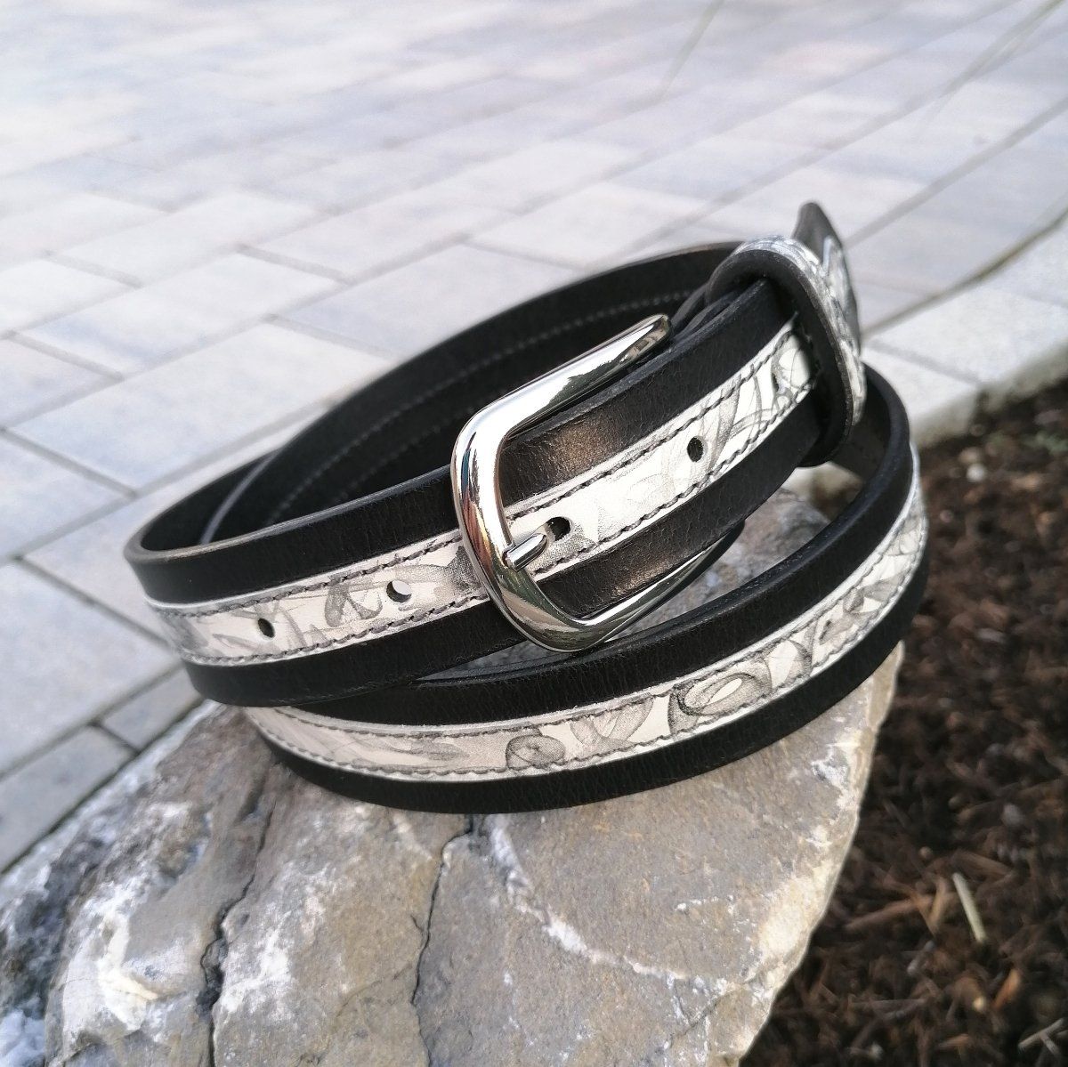Schwarz-weißer Ledergürtel marmoriert