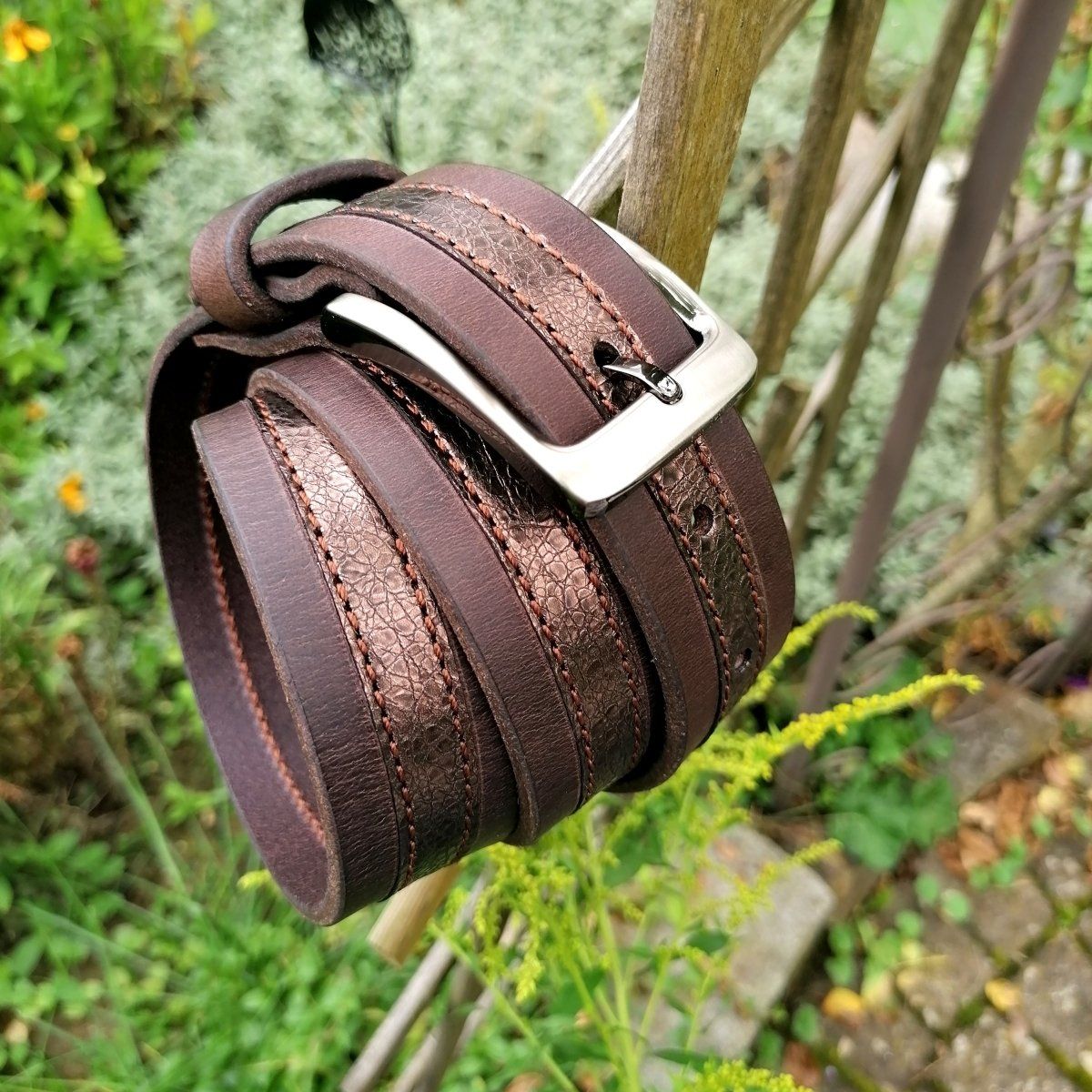 Brauner Ledergürtel mit bronzenem Leder