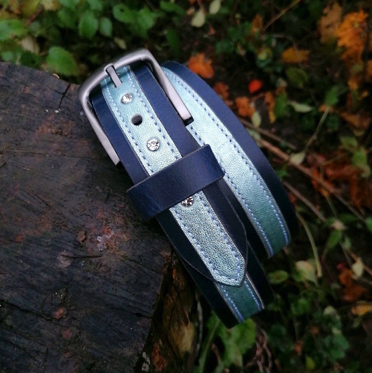 Dunkelblauer Ledergürtel mit glitzerndem Leder und Strasssteinen