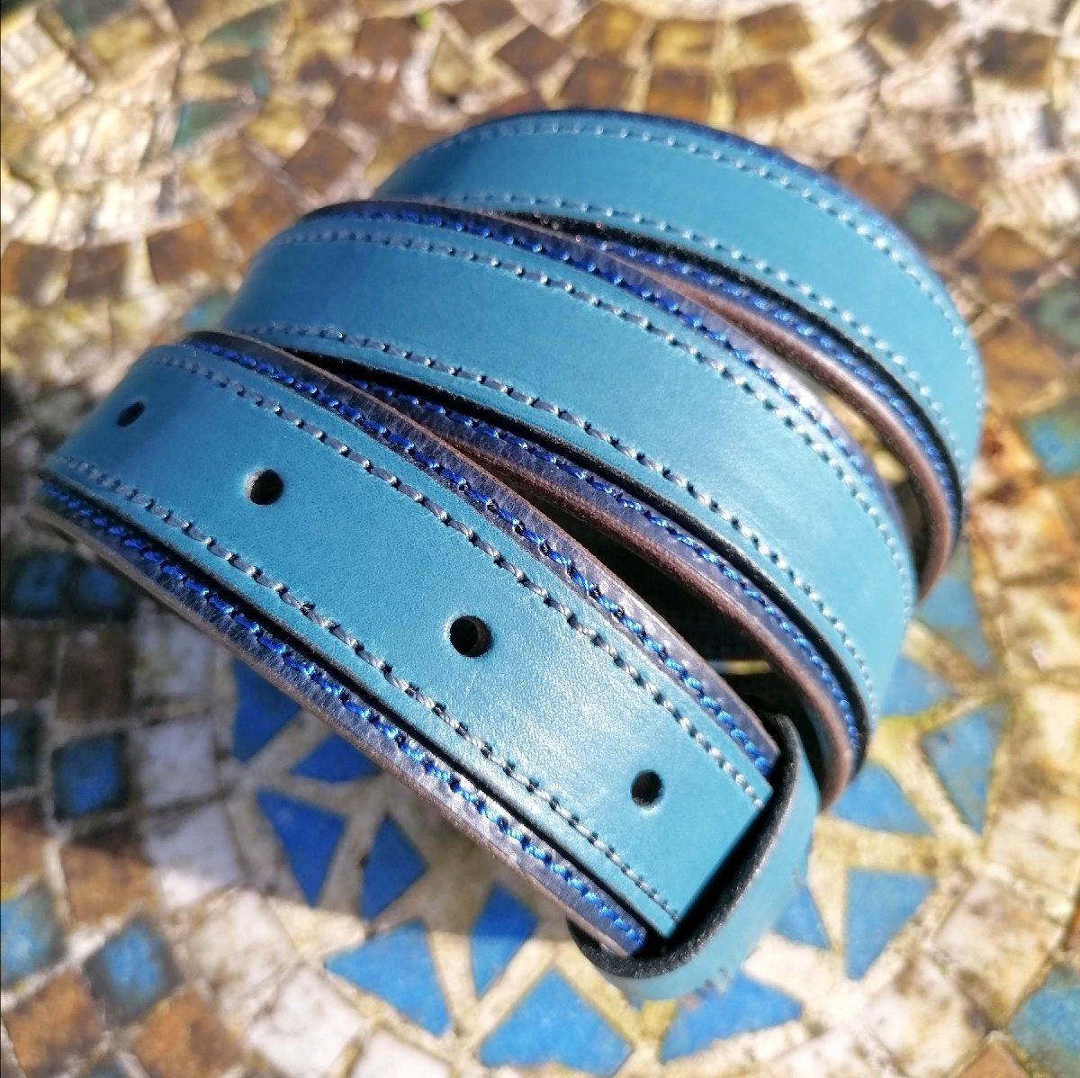 Blauer Ledergürtel mit Leder in Petrol abgesetzt