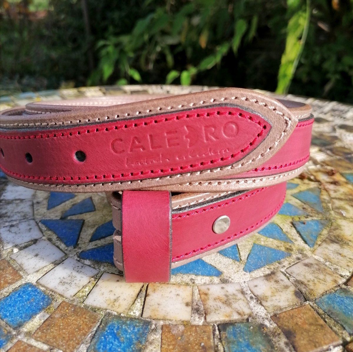 Rotes Rindsleder mit naturbraunem Büffelleder unterlegt