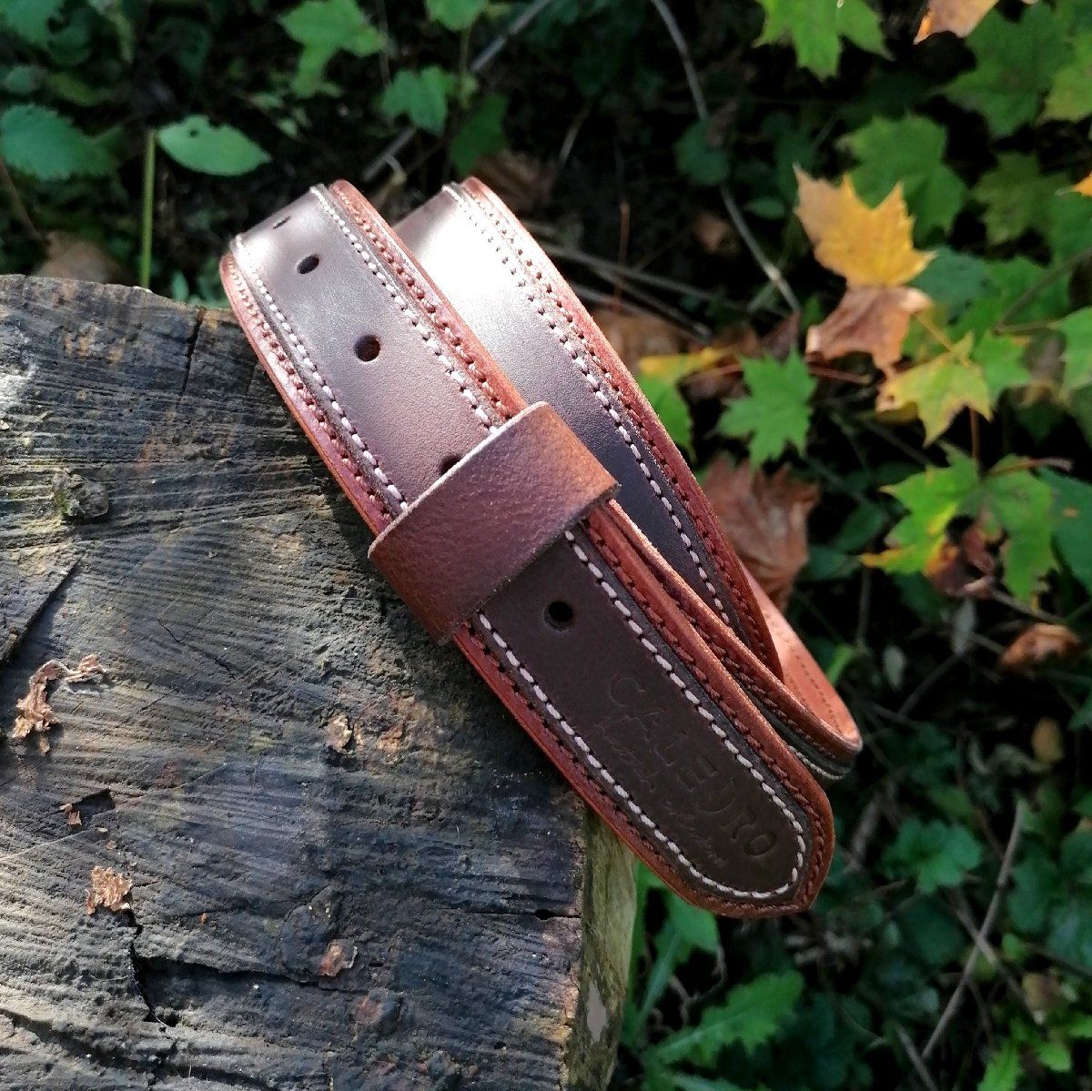Dunkelbrauner Ledergürtel Rindsleder Hellbraun unterlegt Büffelleder