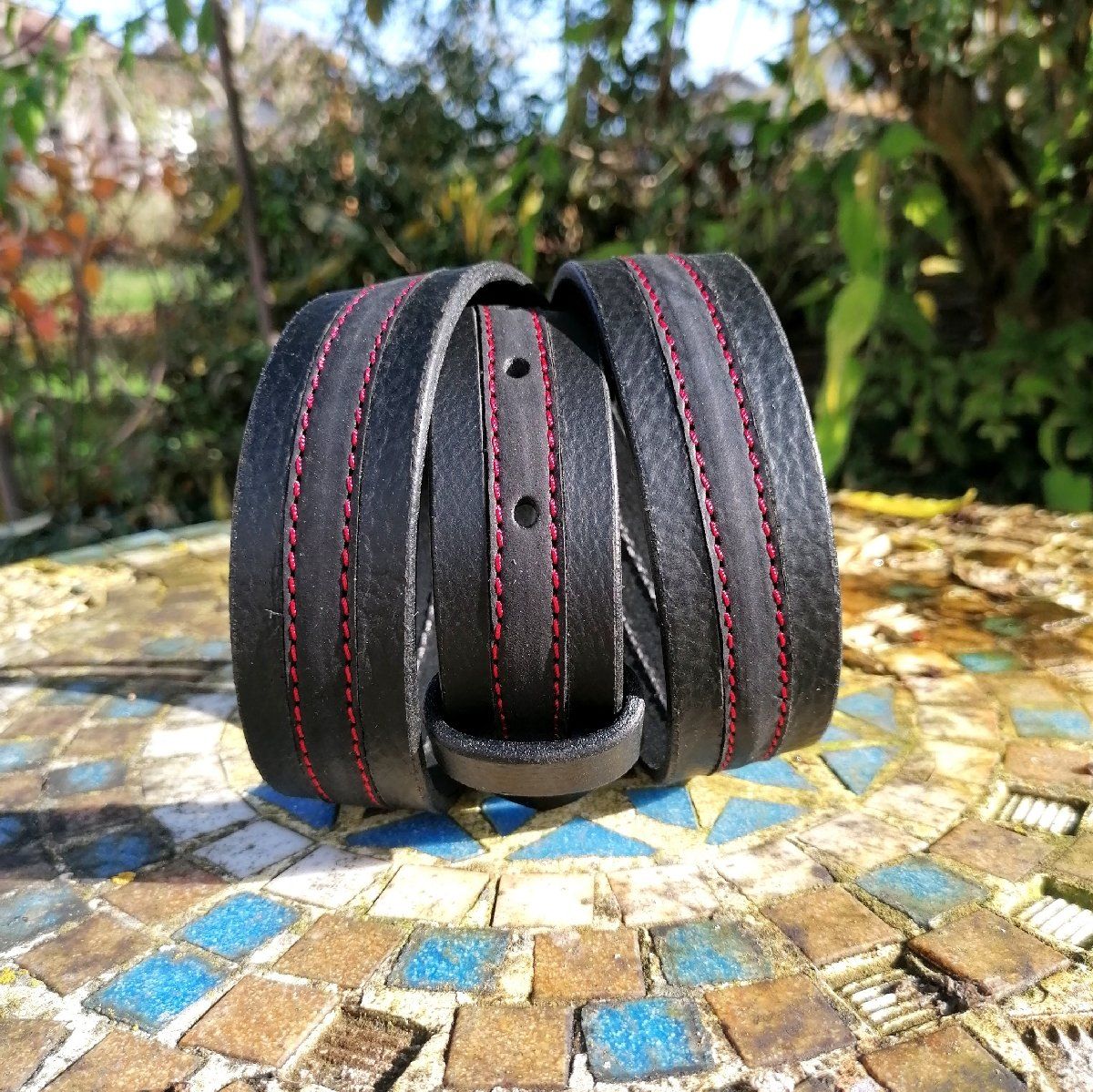 Schwarzer Ledergürtel mit grauem Ziegenleder und roter Naht