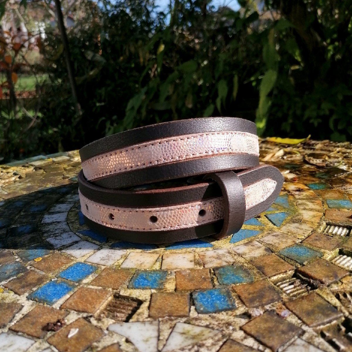 Brauner Ledergürtel Büffelleder mit Leder in Regenbogenfarben