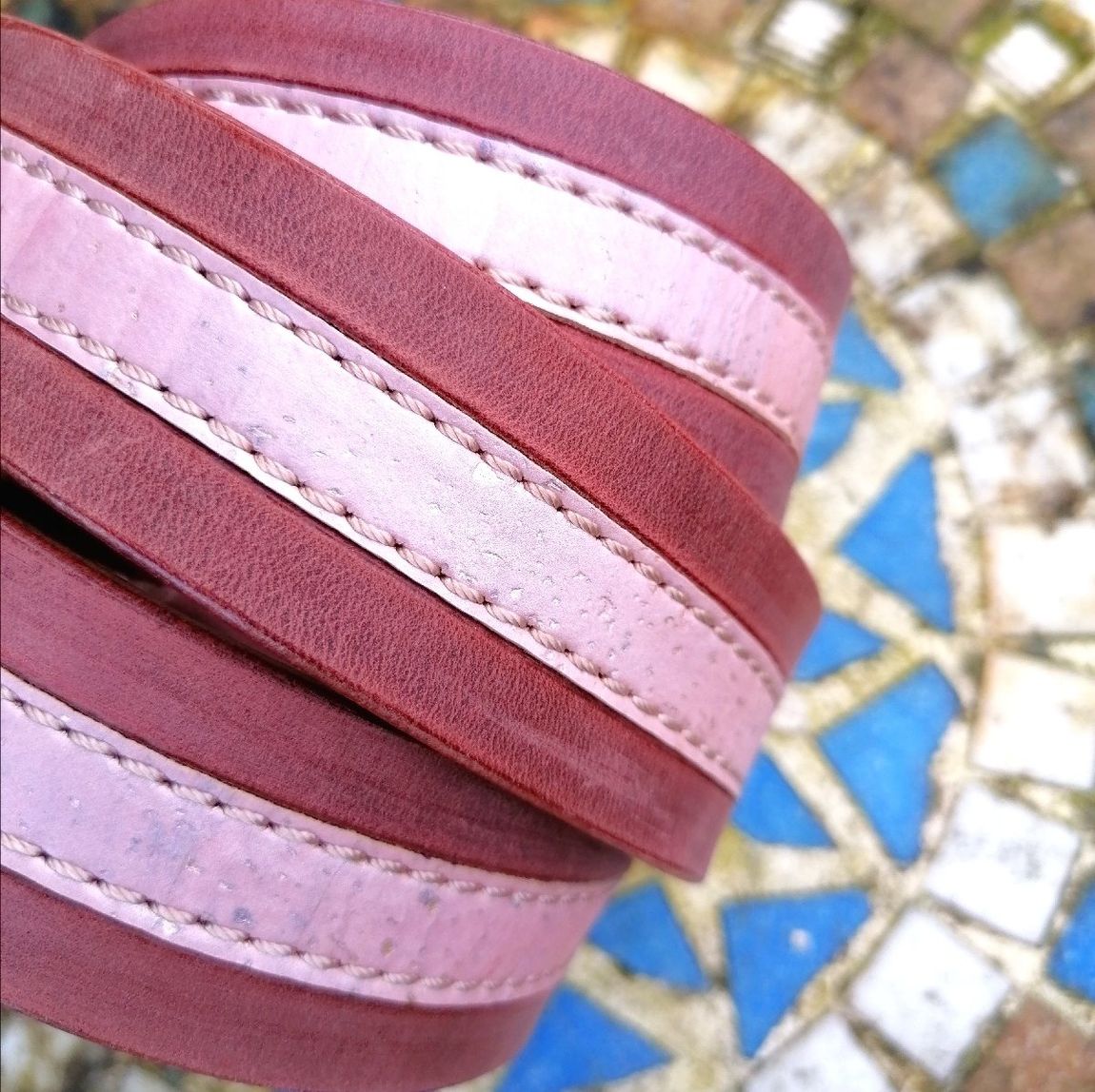 Büffelledergürtel mit rosa Kork und leichtem Silberglanz