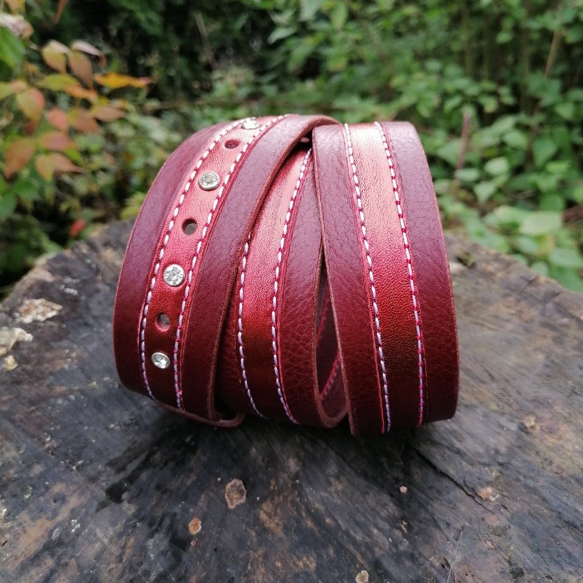Roter weicher Ledergürtel mit Strasssteinen