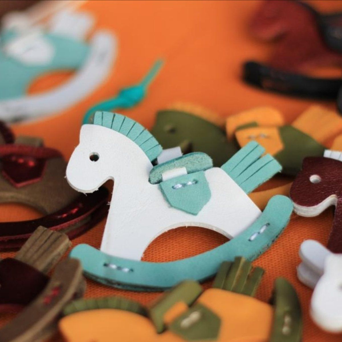 Schaukelpferdanhänger aus Leder