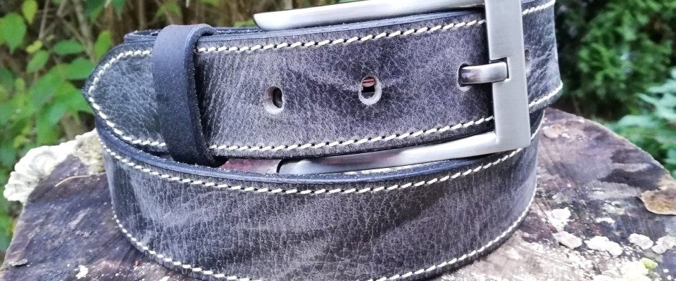Grauer Ledergürtel mit Marmorierung